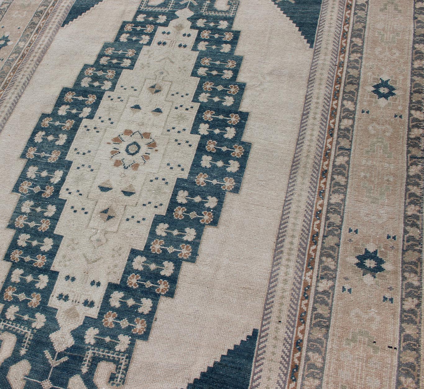 Blue Taupe and Cream Turkish Oushak with Stretched Medallion Medallion Design Oushak Rug from Turkey in Cream and Blue Tones, rug TU - ALK - 4895, country of origin / type: Turkey / Oushak, circa 1940 This vintage Turkish Oushak rug features ... - Keivan Woven ArtsTU - ALK - 4895 - 10740Rug