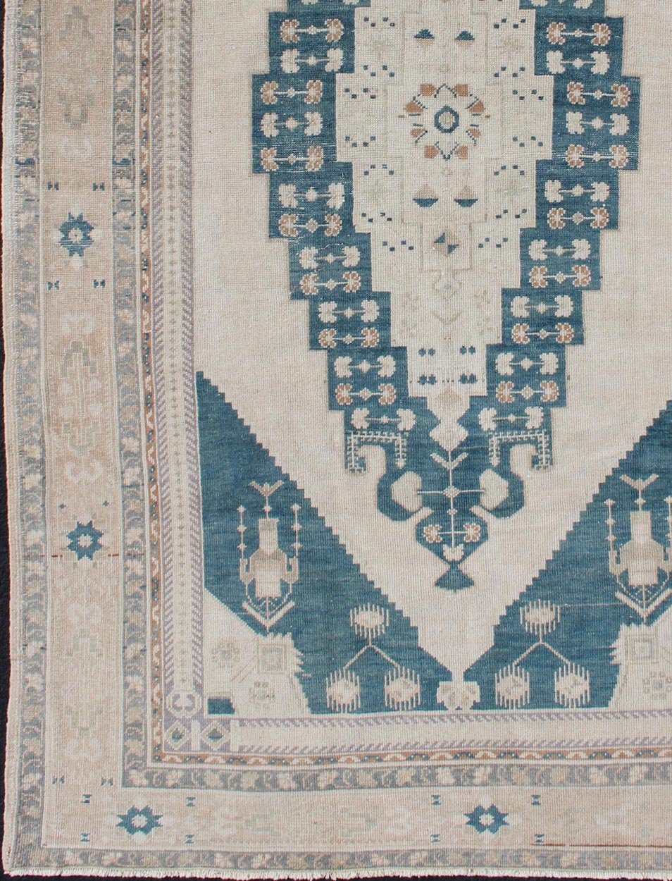 Blue Taupe and Cream Turkish Oushak with Stretched Medallion Medallion Design Oushak Rug from Turkey in Cream and Blue Tones, rug TU - ALK - 4895, country of origin / type: Turkey / Oushak, circa 1940 This vintage Turkish Oushak rug features ... - Keivan Woven ArtsTU - ALK - 4895 - 10740Rug