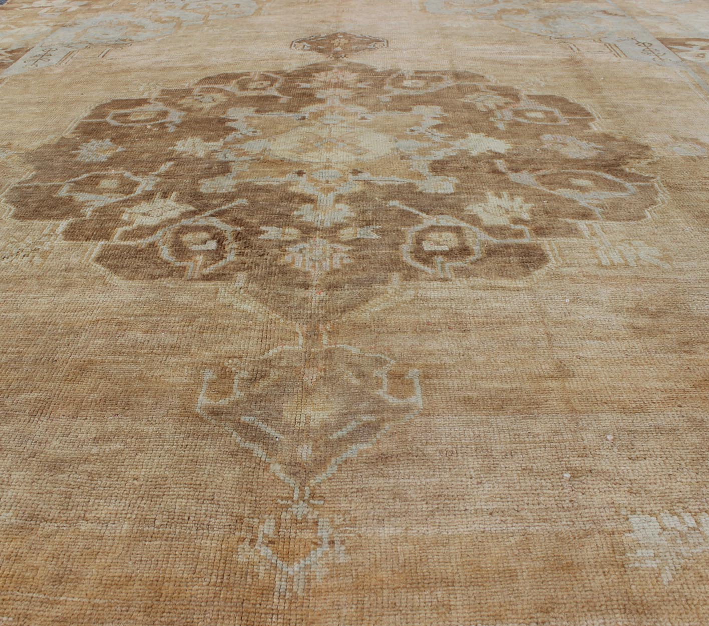 Vintage Turkish Kars rug with floral medallion in camel, tan, taupe, gray, sand, Keivan Woven Arts, rug TU - ARS - 433, country of origin / type: Turkey / Oushak, circa 1940 This vintage Turkish Kars rug (circa mid - 20th century) features a unique bl... - Keivan Woven ArtsTU - ARS - 433 - 2448Rug
