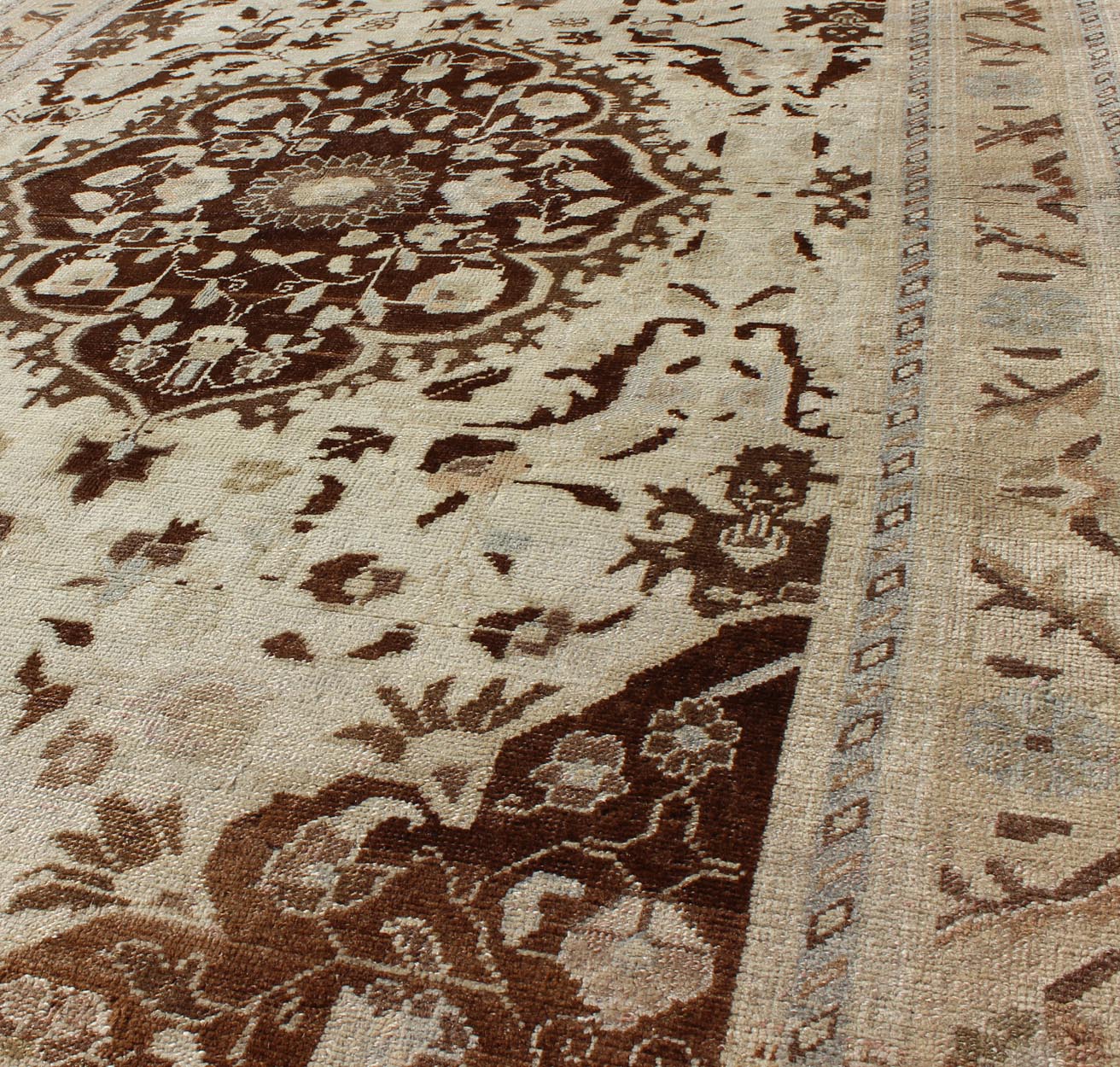 Turkish Oushak Vintage Rug with Intricate Floral Medallion in Brown and Ivory. Keivan Woven Arts / rug TU - AYD - 95077, country of origin / type: Turkey / Oushak, circa mid - 20th century. This vintage Turkish Oushak carpet (circa mid - 20th century) f... - Keivan Woven ArtsTU - AYD - 95077 - 3866Rug