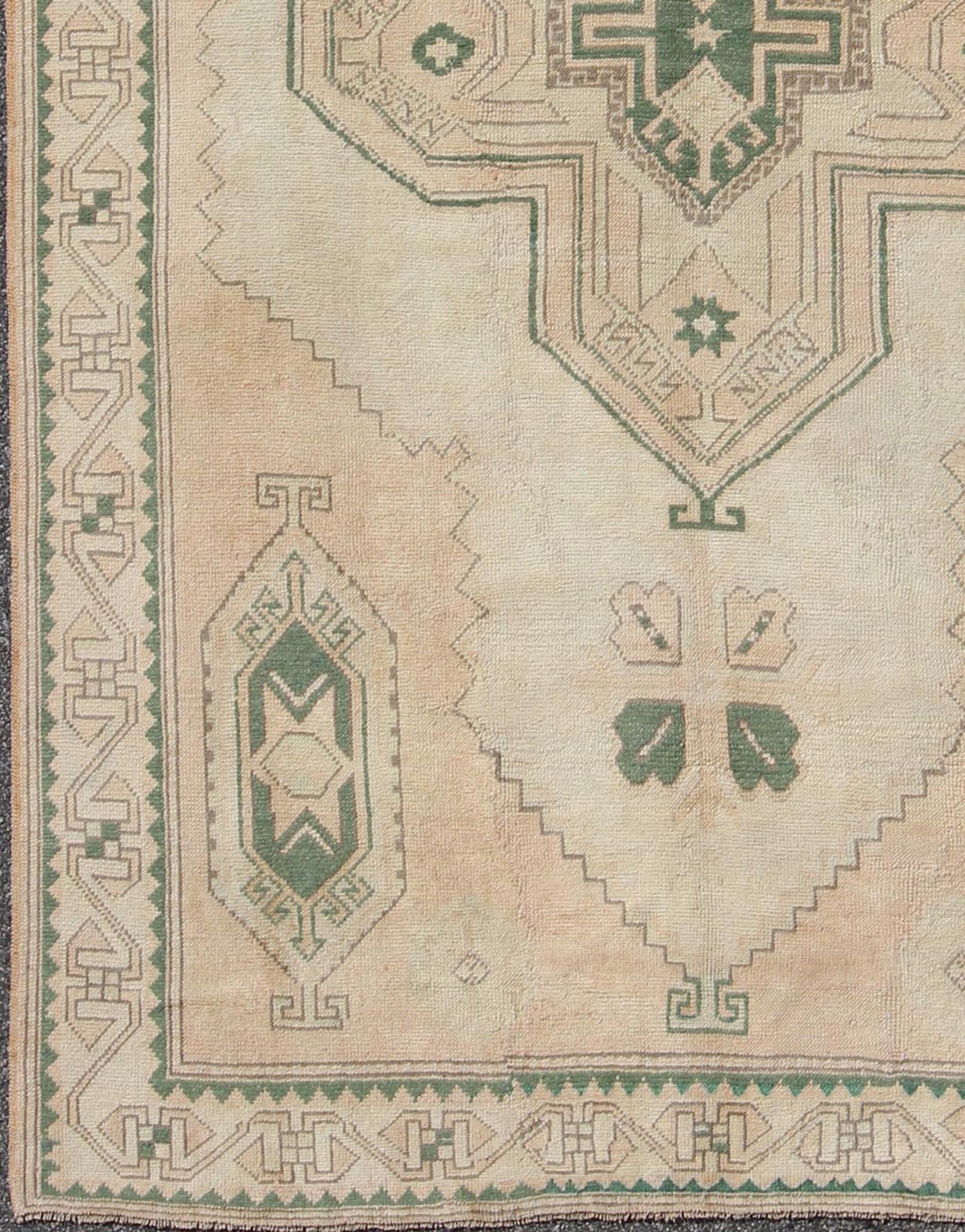 Tribal Turkish Oushak Rug in Green, Light Peach and Cream With Cross Medallion Tribal medallion design Oushak rug from Turkey, Keivan Woven Arts / rug TU - DUR - 136588, country of origin / type: Turkey / Oushak, circa 1940 This vintage Turk... - Keivan Woven ArtsTU - DUR - 136588 - 9526Rug