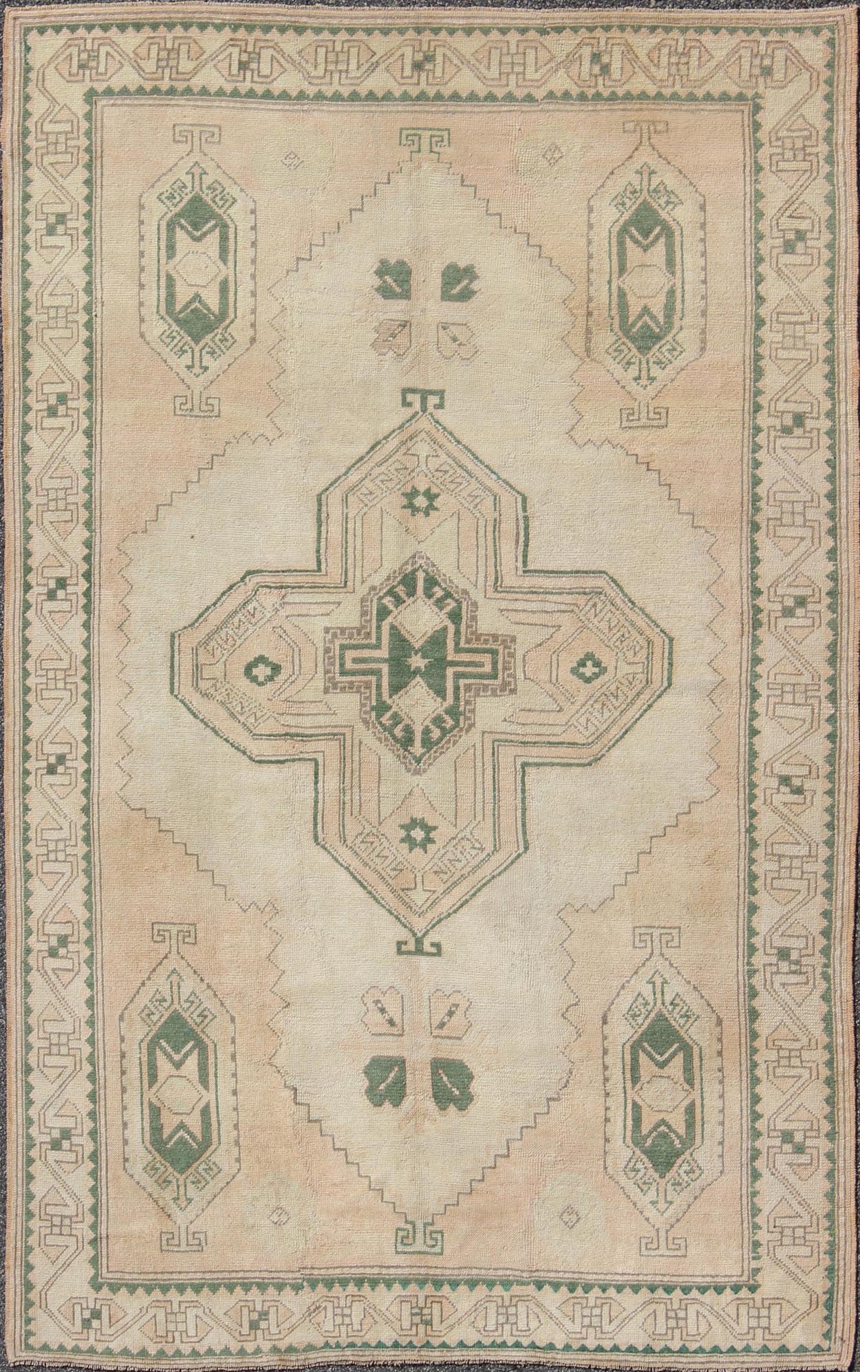 Tribal Turkish Oushak Rug in Green, Light Peach and Cream With Cross Medallion Tribal medallion design Oushak rug from Turkey, Keivan Woven Arts / rug TU - DUR - 136588, country of origin / type: Turkey / Oushak, circa 1940 This vintage Turk... - Keivan Woven ArtsTU - DUR - 136588 - 9526Rug