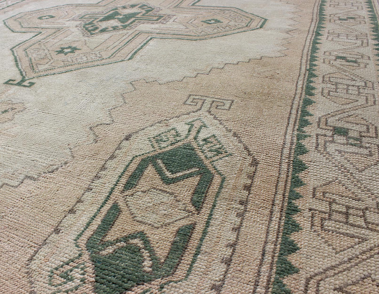 Tribal Turkish Oushak Rug in Green, Light Peach and Cream With Cross Medallion Tribal medallion design Oushak rug from Turkey, Keivan Woven Arts / rug TU - DUR - 136588, country of origin / type: Turkey / Oushak, circa 1940 This vintage Turk... - Keivan Woven ArtsTU - DUR - 136588 - 9526Rug