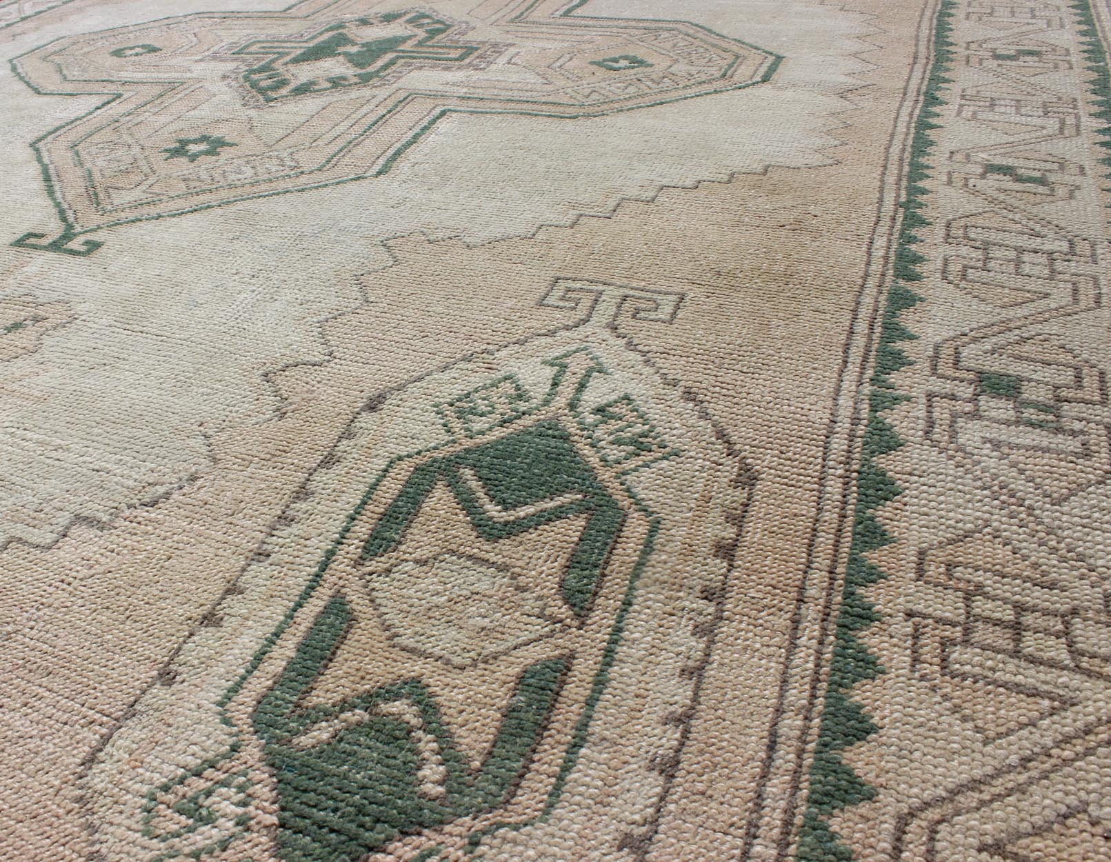 Tribal Turkish Oushak Rug in Green, Light Peach and Cream With Cross Medallion Tribal medallion design Oushak rug from Turkey, Keivan Woven Arts / rug TU - DUR - 136588, country of origin / type: Turkey / Oushak, circa 1940 This vintage Turk... - Keivan Woven ArtsTU - DUR - 136588 - 9526Rug