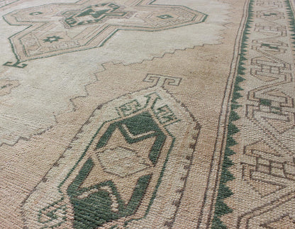Tribal Turkish Oushak Rug in Green, Light Peach and Cream With Cross Medallion Tribal medallion design Oushak rug from Turkey, Keivan Woven Arts / rug TU - DUR - 136588, country of origin / type: Turkey / Oushak, circa 1940 This vintage Turk... - Keivan Woven ArtsTU - DUR - 136588 - 9526Rug