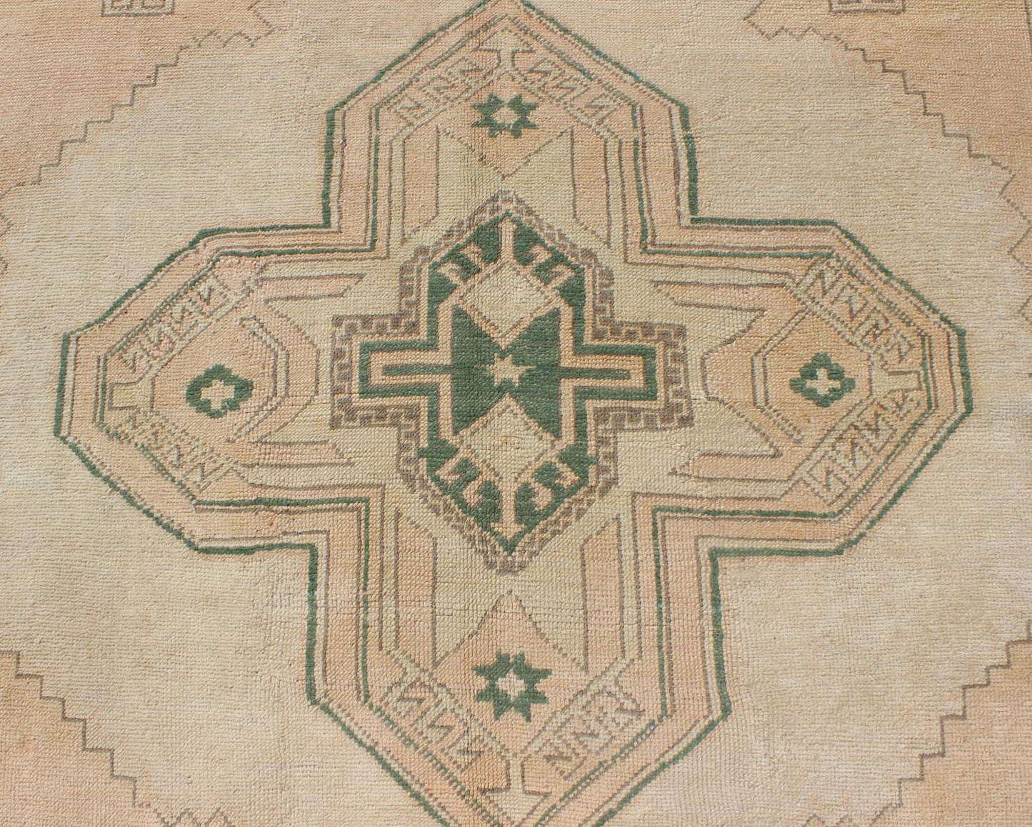 Tribal Turkish Oushak Rug in Green, Light Peach and Cream With Cross Medallion Tribal medallion design Oushak rug from Turkey, Keivan Woven Arts / rug TU - DUR - 136588, country of origin / type: Turkey / Oushak, circa 1940 This vintage Turk... - Keivan Woven ArtsTU - DUR - 136588 - 9526Rug