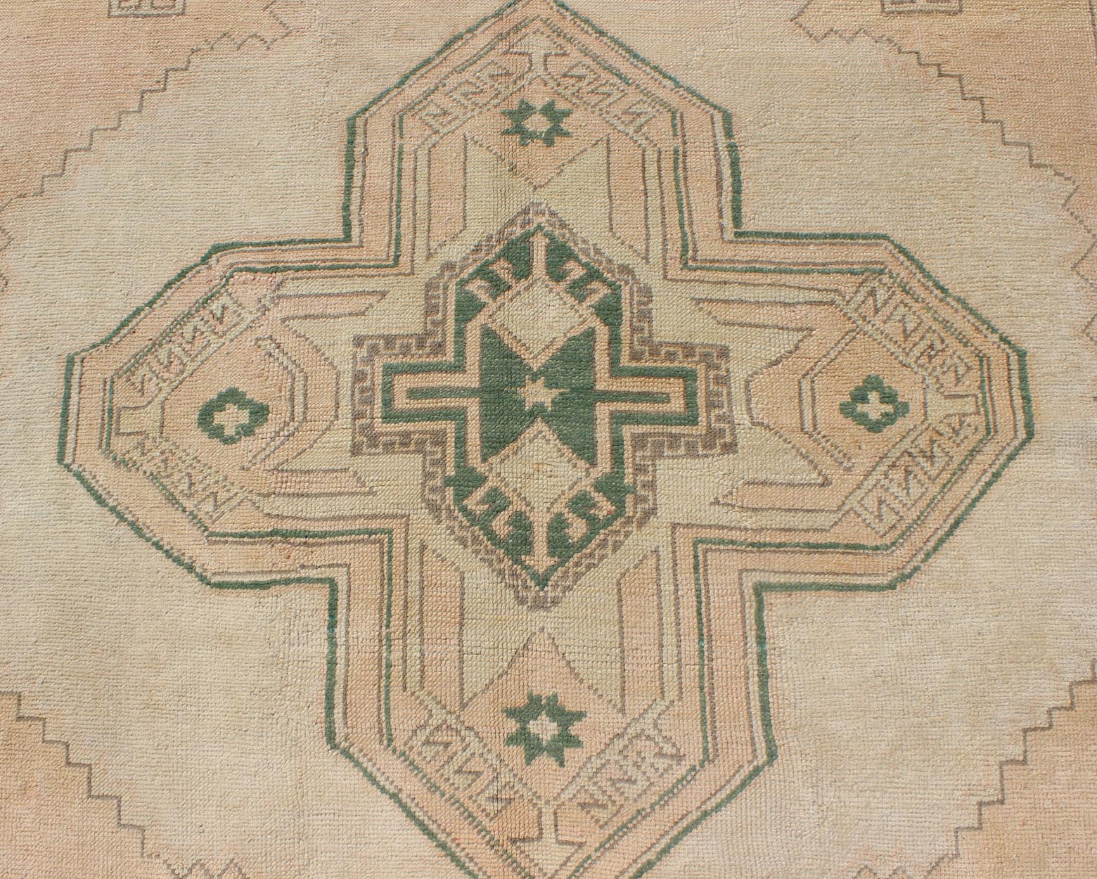 Tribal Turkish Oushak Rug in Green, Light Peach and Cream With Cross Medallion Tribal medallion design Oushak rug from Turkey, Keivan Woven Arts / rug TU - DUR - 136588, country of origin / type: Turkey / Oushak, circa 1940 This vintage Turk... - Keivan Woven ArtsTU - DUR - 136588 - 9526Rug