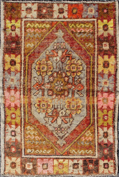Colorful vintage Turkish Small Oushak with floral medallion and border, Keivan Woven Arts, rug #DUR - 3457, country of origin / type: Turkey / Oushak, circa mid - 20th century Measures: 2.8 x 4.1 This small vintage Turkish Oushak carpet (circ... - Keivan Woven ArtsTU - DUR - 3457 - 6157Rug