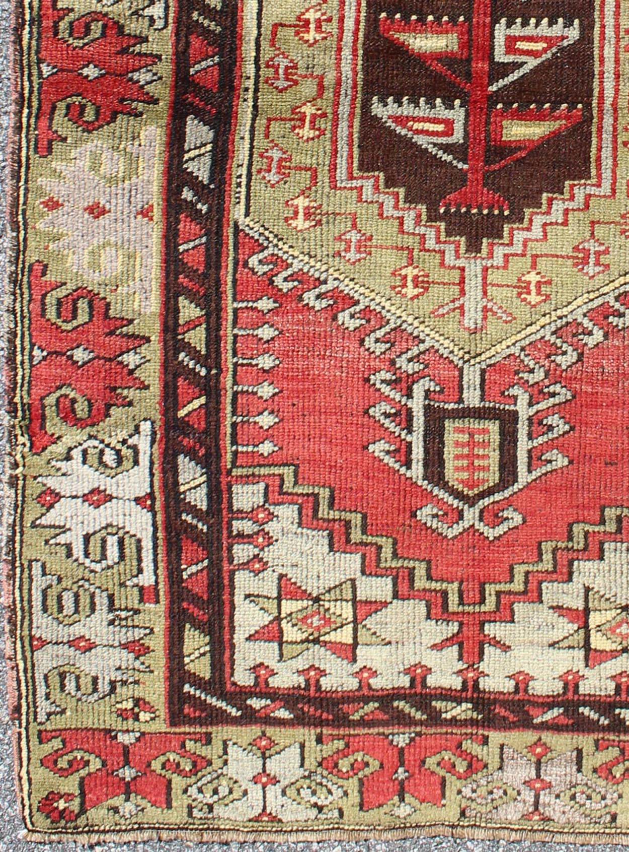 Vintage Turkish Oushak rug with geometric tribal medallion in red and green, Keivan Woven Arts/ rug # TU - DUR - 3458, country of origin / type: Turkey / Oushak, circa mid - 20th century. vintage Oushak rug, vintage rug, vintage Persian rug, antique Oushak. ... - Keivan Woven ArtsTU - DUR - 3458 - 5724Rug