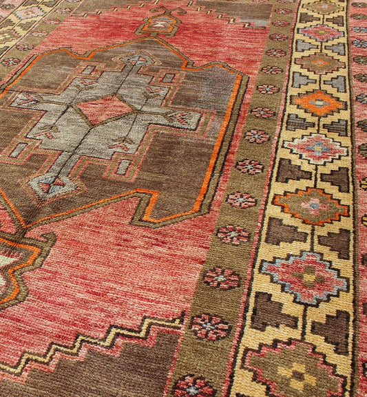 Midcentury Vintage Turkish Oushak Rug with Geometric Florals in Red and Brown, rug dur - 3459, country of origin / type: Turkey / Oushak, circa mid - 20th century This vintage Turkish Oushak carpet (circa mid - 20th century) features a unique central ... - Keivan Woven ArtsTU - DUR - 3459 - 5728Rug