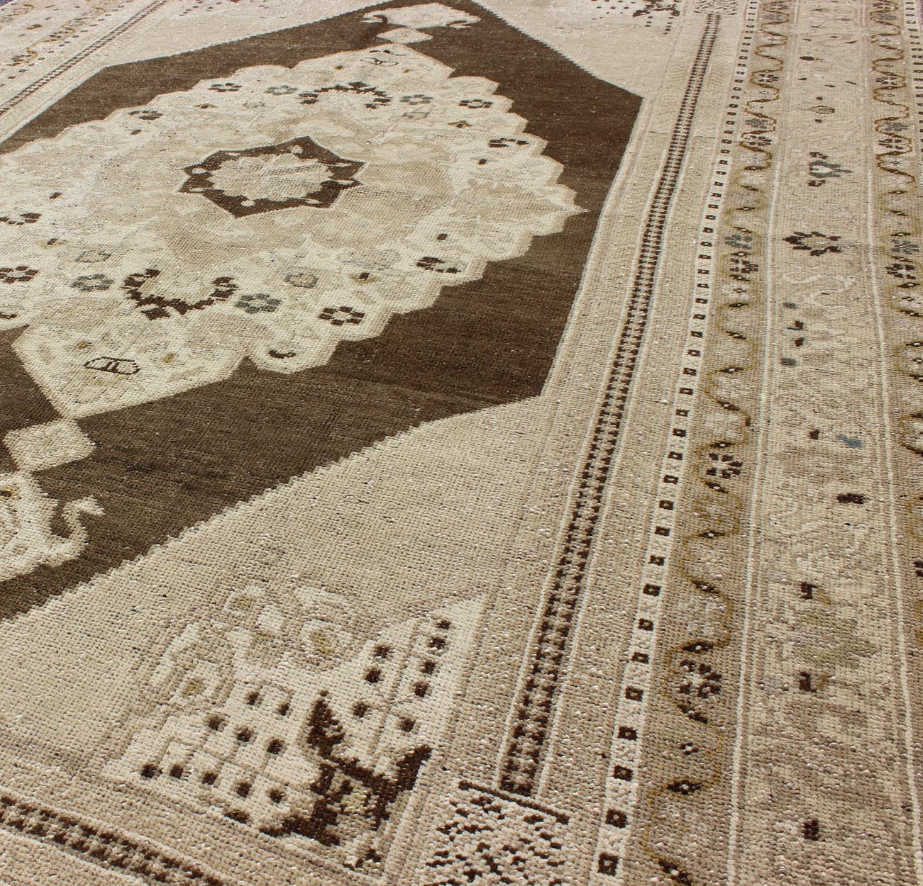 Keivan Woven Arts, Tu - Dur - 445, Vintage Mid - Century Turkish Oushak Rug. This vintage Turkish Oushak carpet (circa mid - 20th century) features a central medallion design, as well as patterns of smaller flowers and floral elements in the four cornices, and... - Keivan Woven ArtsTU - DUR - 445 - 2922Rug