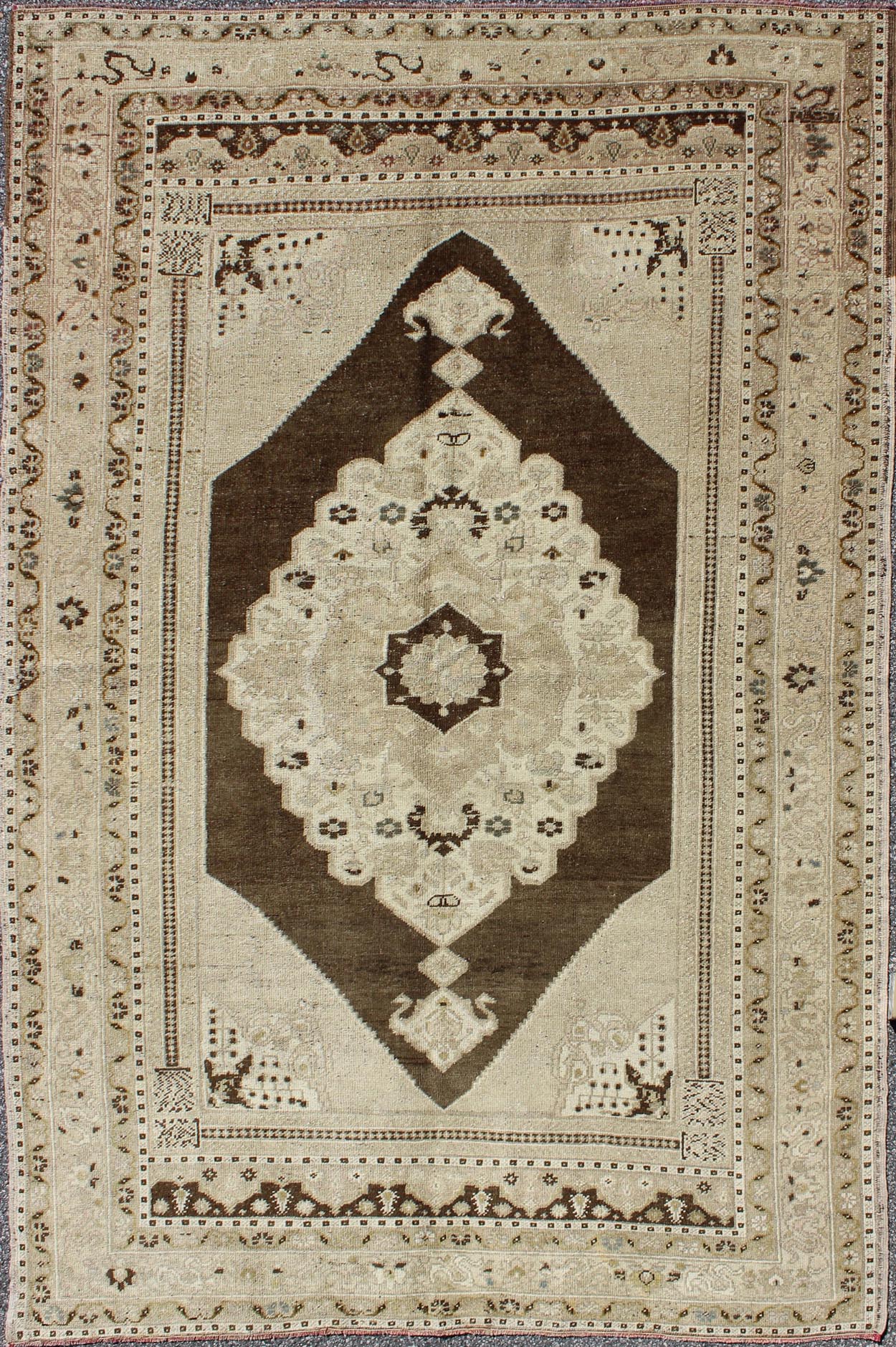 Keivan Woven Arts, Tu - Dur - 445, Vintage Mid - Century Turkish Oushak Rug. This vintage Turkish Oushak carpet (circa mid - 20th century) features a central medallion design, as well as patterns of smaller flowers and floral elements in the four cornices, and... - Keivan Woven ArtsTU - DUR - 445 - 2922Rug