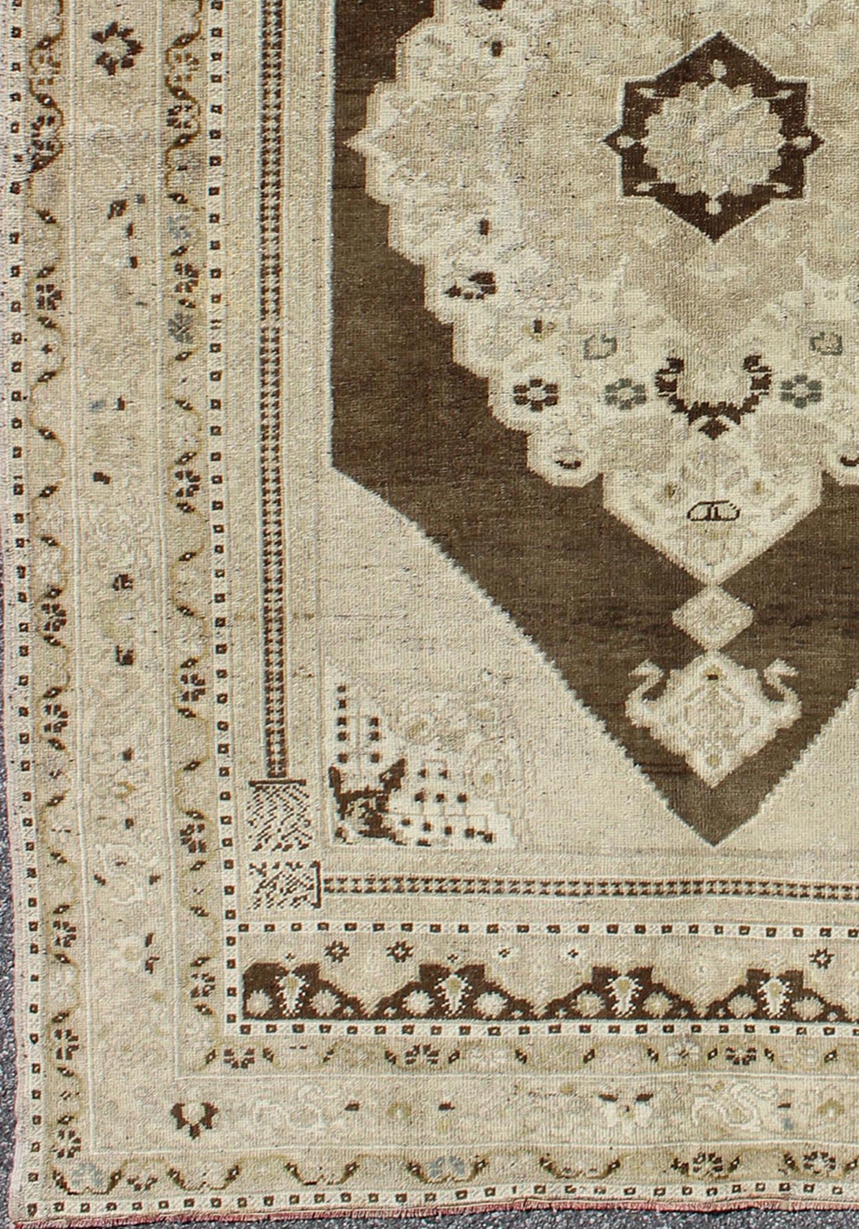 Keivan Woven Arts, Tu - Dur - 445, Vintage Mid - Century Turkish Oushak Rug. This vintage Turkish Oushak carpet (circa mid - 20th century) features a central medallion design, as well as patterns of smaller flowers and floral elements in the four cornices, and... - Keivan Woven ArtsTU - DUR - 445 - 2922Rug