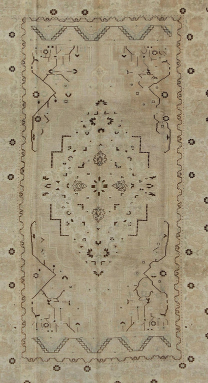 Vintage Turkish Rug in Neutral Tones in Taupe and Brown Highlights. Vintage Turkish Rug in Neutral Tones in Taupe and Brown Highlights. This wonderful Turkish rug features a geometric medallion flanked by four beautiful cornices in four corners. The si... - Keivan Woven ArtsTU - DUR - 446 - 2926Rug