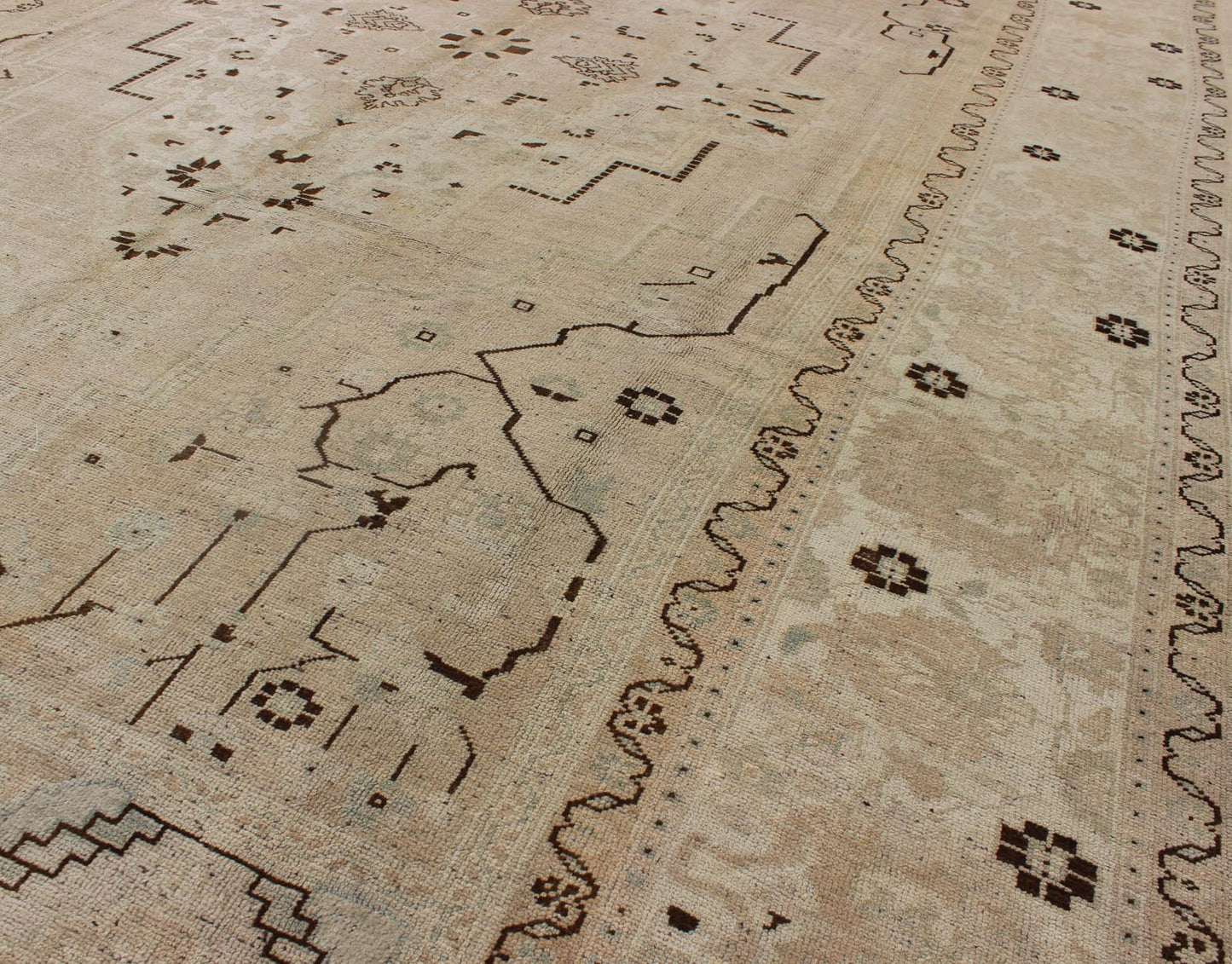 Vintage Turkish Rug in Neutral Tones in Taupe and Brown Highlights. Vintage Turkish Rug in Neutral Tones in Taupe and Brown Highlights. This wonderful Turkish rug features a geometric medallion flanked by four beautiful cornices in four corners. The si... - Keivan Woven ArtsTU - DUR - 446 - 2926Rug