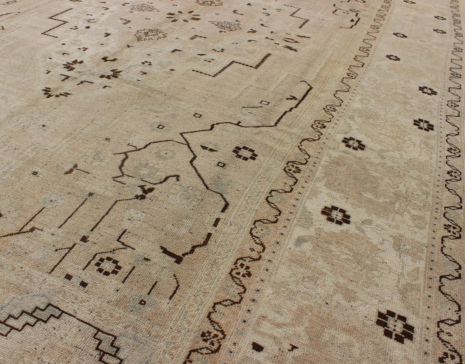 Vintage Turkish Rug in Neutral Tones in Taupe and Brown Highlights. Vintage Turkish Rug in Neutral Tones in Taupe and Brown Highlights. This wonderful Turkish rug features a geometric medallion flanked by four beautiful cornices in four corners. The si... - Keivan Woven ArtsTU - DUR - 446 - 2926Rug