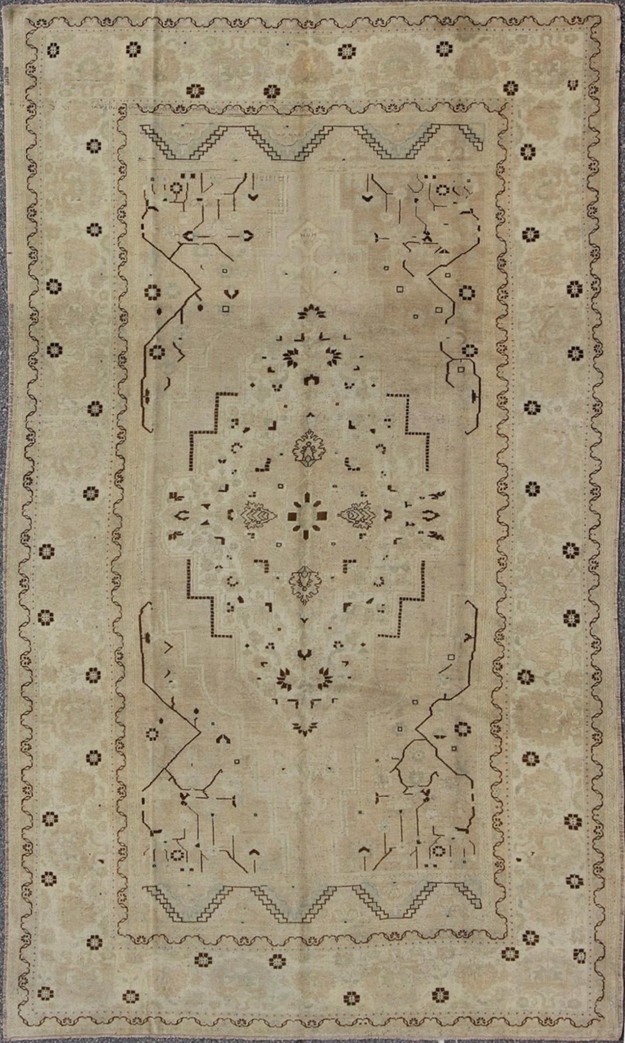 Vintage Turkish Rug in Neutral Tones in Taupe and Brown Highlights. Vintage Turkish Rug in Neutral Tones in Taupe and Brown Highlights. This wonderful Turkish rug features a geometric medallion flanked by four beautiful cornices in four corners. The si... - Keivan Woven ArtsTU - DUR - 446 - 2926Rug