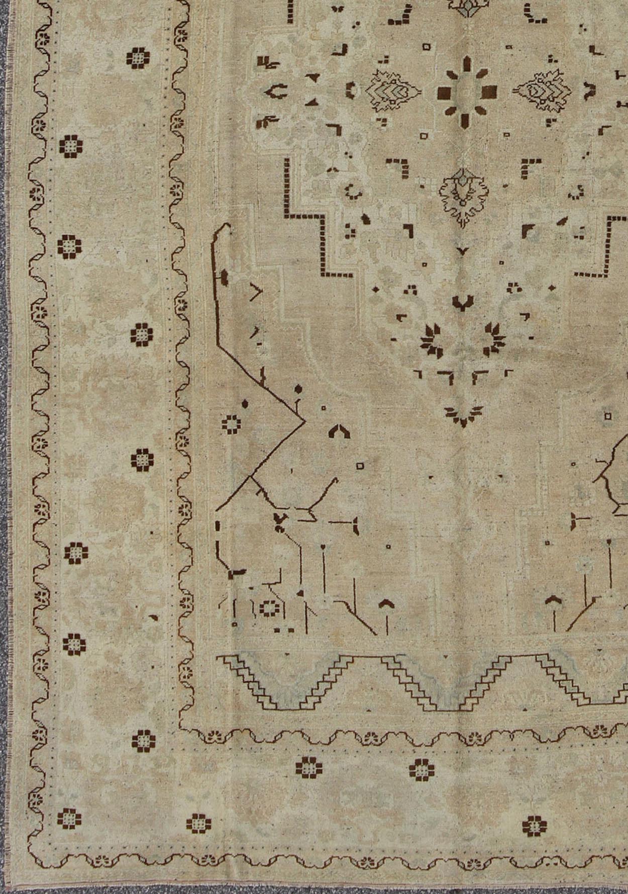 Vintage Turkish Rug in Neutral Tones in Taupe and Brown Highlights. Vintage Turkish Rug in Neutral Tones in Taupe and Brown Highlights. This wonderful Turkish rug features a geometric medallion flanked by four beautiful cornices in four corners. The si... - Keivan Woven ArtsTU - DUR - 446 - 2926Rug