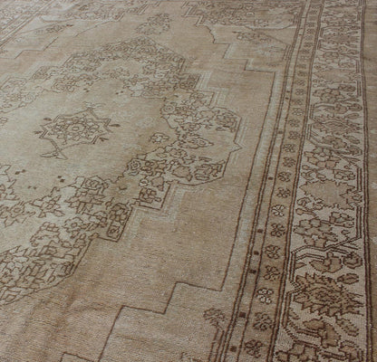 Light colored, Floral Vintage Turkish Oushak Rug with Ornate Design in Ivory, Sand, Taupe, Pale Green& Brown. Keivan Woven Arts/ rug DUR - 501, country of origin / type: Turkey / Oushak, circa mid - 20th century. Light vintage Oushak, vintage Oushak, pale ... - Keivan Woven ArtsTU - DUR - 501 - 3489Rug