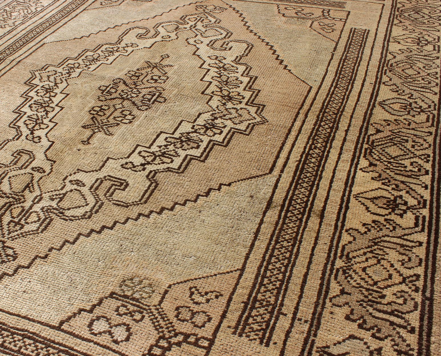 Vintage Turkish Oushak Carpet with Stylized Design in Brown, Cream, and Tan Measures 4 x 5'7 This Oushak rug features an intricately beautiful design. The central medallion is complemented by a defining border featuring a symmetrical set... - Keivan Woven ArtsTU - DUR - 504 - 3497Rug