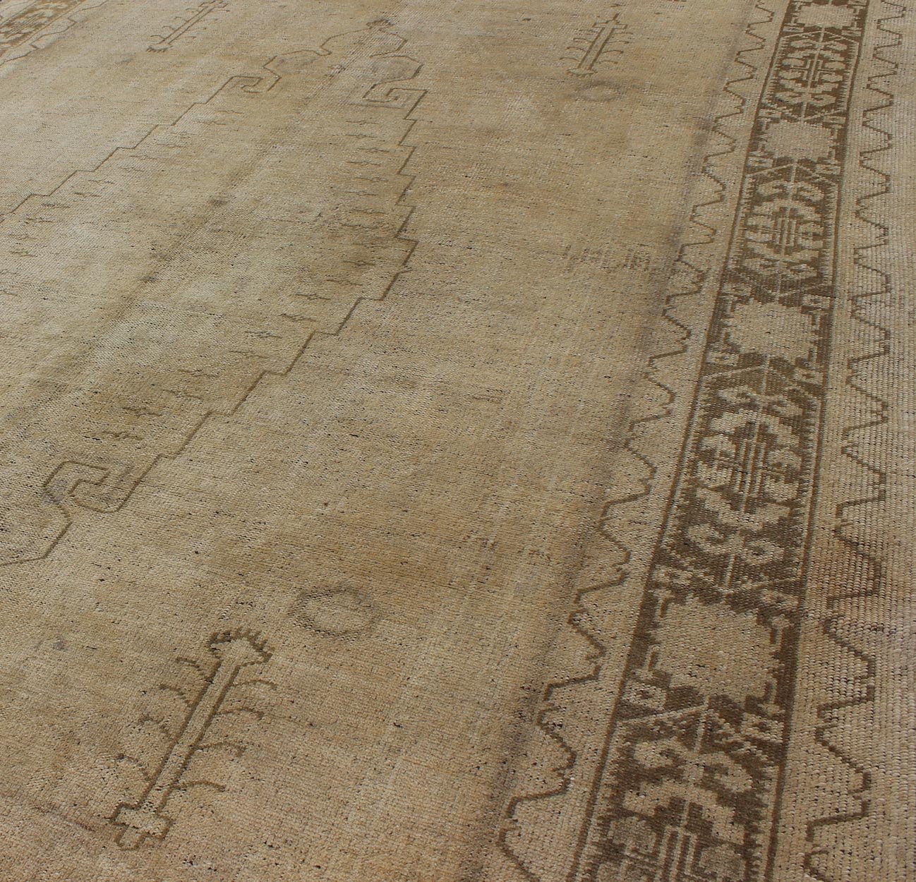 Keivan Woven Arts, Tu - Erd - 05, Vintage Mid - Century Turkish Oushak Rug. Faded Vintage Turkish Oushak Rug with Tribal/Floral Medallion Design, rug erd - 05, country of origin / type: Turkey/Oushak, circa mid - 20th century. This faded vintage Turkish Ousha... - Keivan Woven ArtsTU - ERD - 05 - 2878Rug