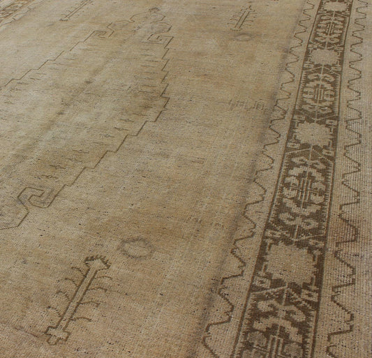 Keivan Woven Arts, Tu - Erd - 05, Vintage Mid - Century Turkish Oushak Rug. Faded Vintage Turkish Oushak Rug with Tribal/Floral Medallion Design, rug erd - 05, country of origin / type: Turkey/Oushak, circa mid - 20th century. This faded vintage Turkish Ousha... - Keivan Woven ArtsTU - ERD - 05 - 2878Rug
