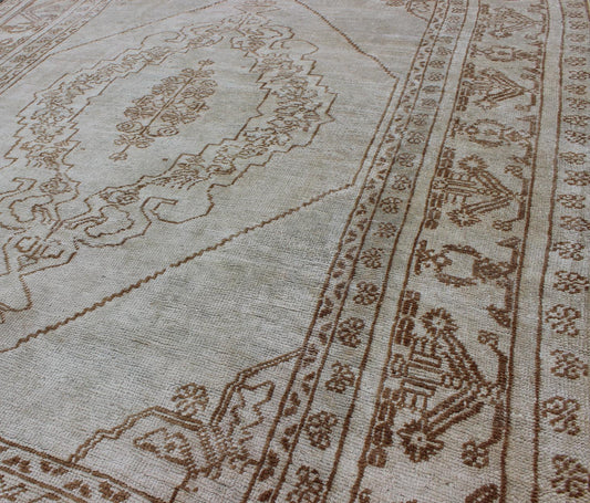 Vintage Turkish Oushak Carpet with Floral Medallion Design in Neutral Tones Measures: 5'3 x 7'9 Country of Origin: Turkey; Type: Oushak; Design: Floral, Floral Medallion, Oushak Medallion; Keivan Woven Arts: rug TU - HAC - 03; Vintage Tur... - Keivan Woven ArtsTU - HAC - 03 - 2017Rug