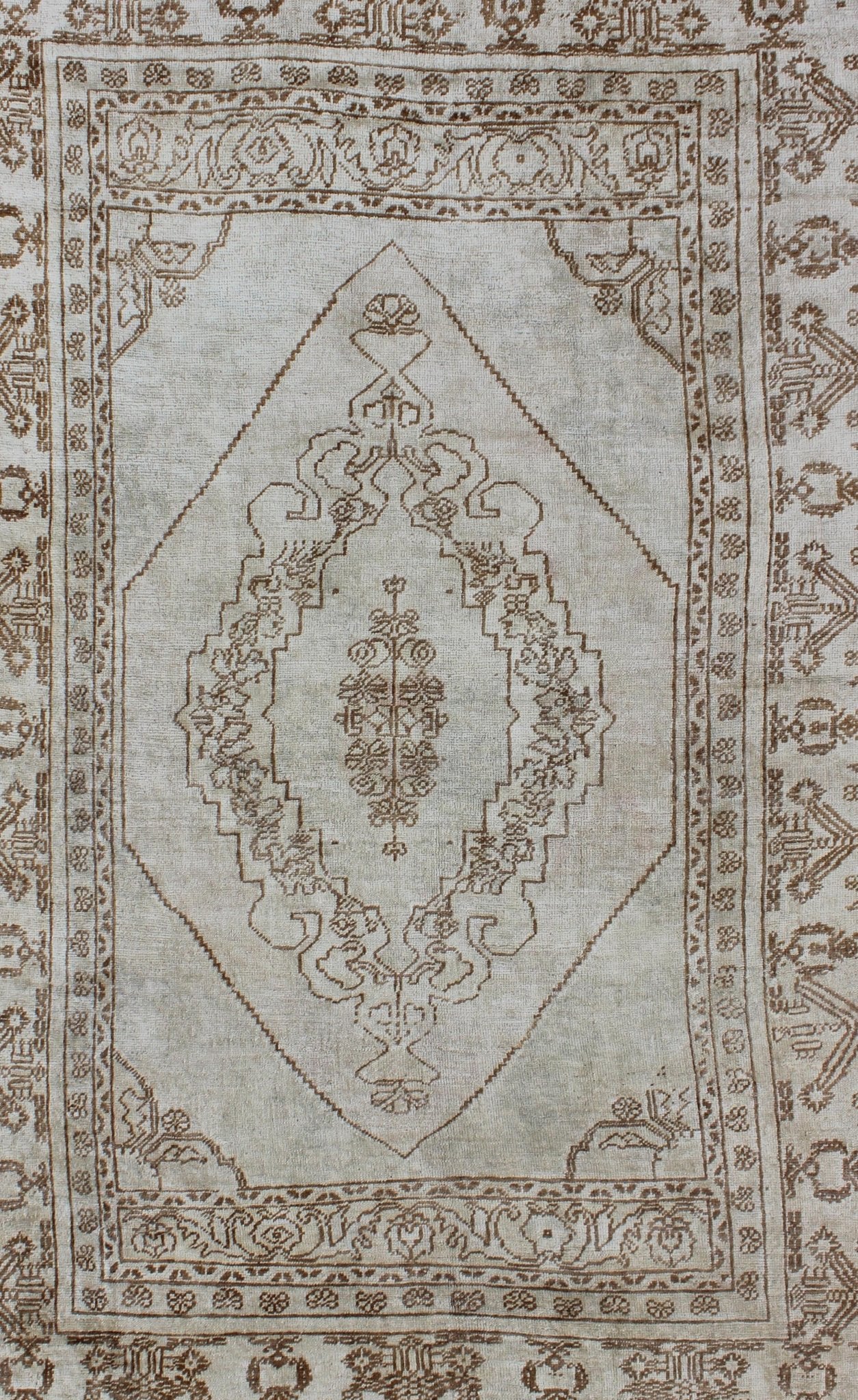 Vintage Turkish Oushak Carpet with Floral Medallion Design in Neutral Tones Measures: 5'3 x 7'9 Country of Origin: Turkey; Type: Oushak; Design: Floral, Floral Medallion, Oushak Medallion; Keivan Woven Arts: rug TU - HAC - 03; Vintage Tur... - Keivan Woven ArtsTU - HAC - 03 - 2017Rug