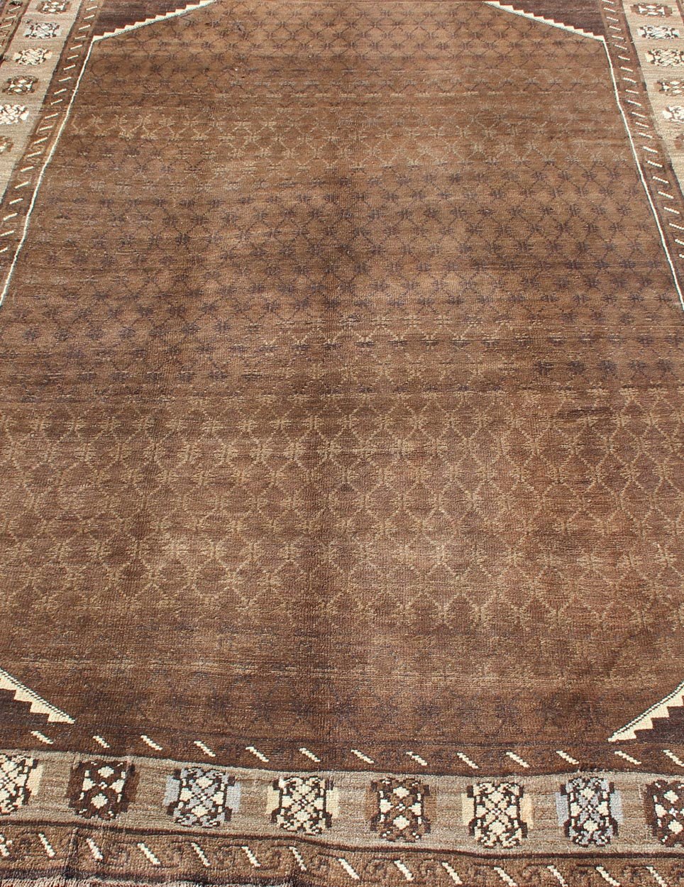 Vintage Turkish Kars Rug With a All - Over Lattce Design in Brown Tones This striking vintage Turkish carpet, from the mountainous eastern Turkey, bears a beautiful base palette of warm sienna with decorative elements in ivory. The central fie... - Keivan Woven ArtsTU - HAC - 09 - 2414Rug