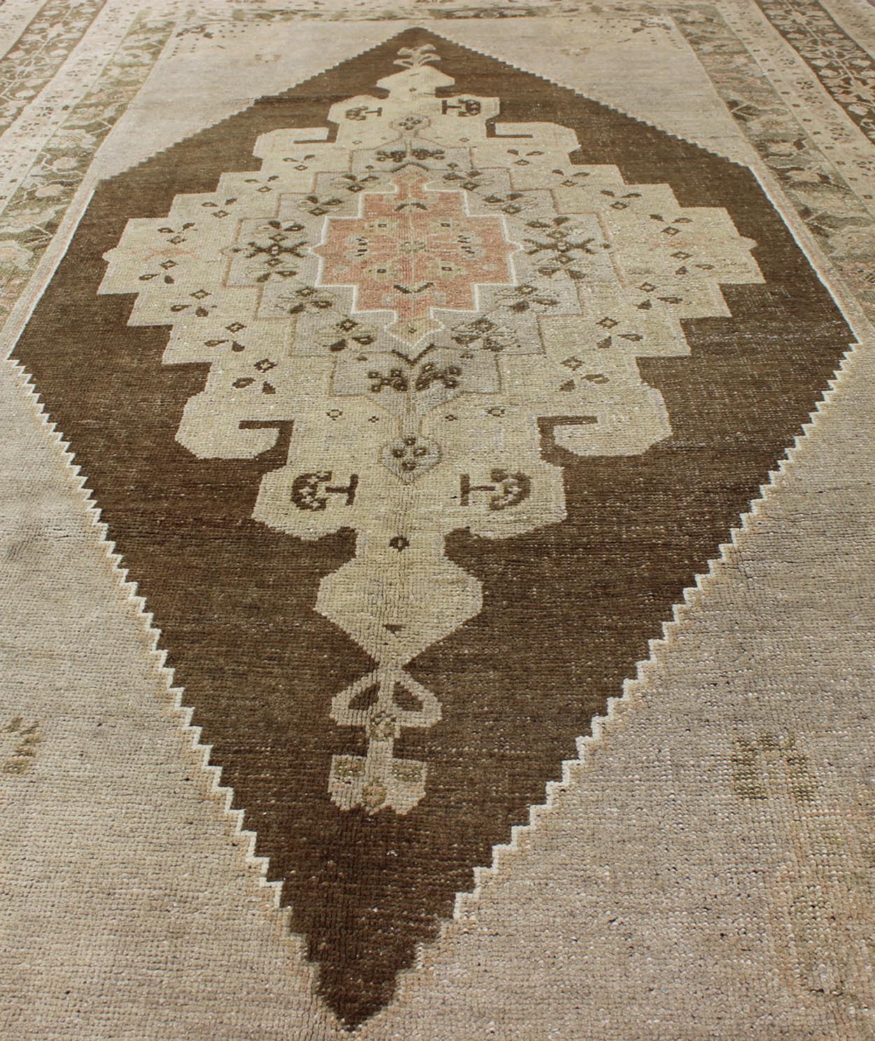 Keivan Woven Arts - Vintage Turkish Oushak rug with floral multi - layered medallion in brown, Green & cream, Keivan Woven Arts s rug TU - IHS - 123258, country of origin / type: Turkey / Oushak, circa mid - 20th century Measures: 5'5 x 10'3. This vintage... - Keivan Woven ArtsTU - IHS - 123258 - 3624Rug