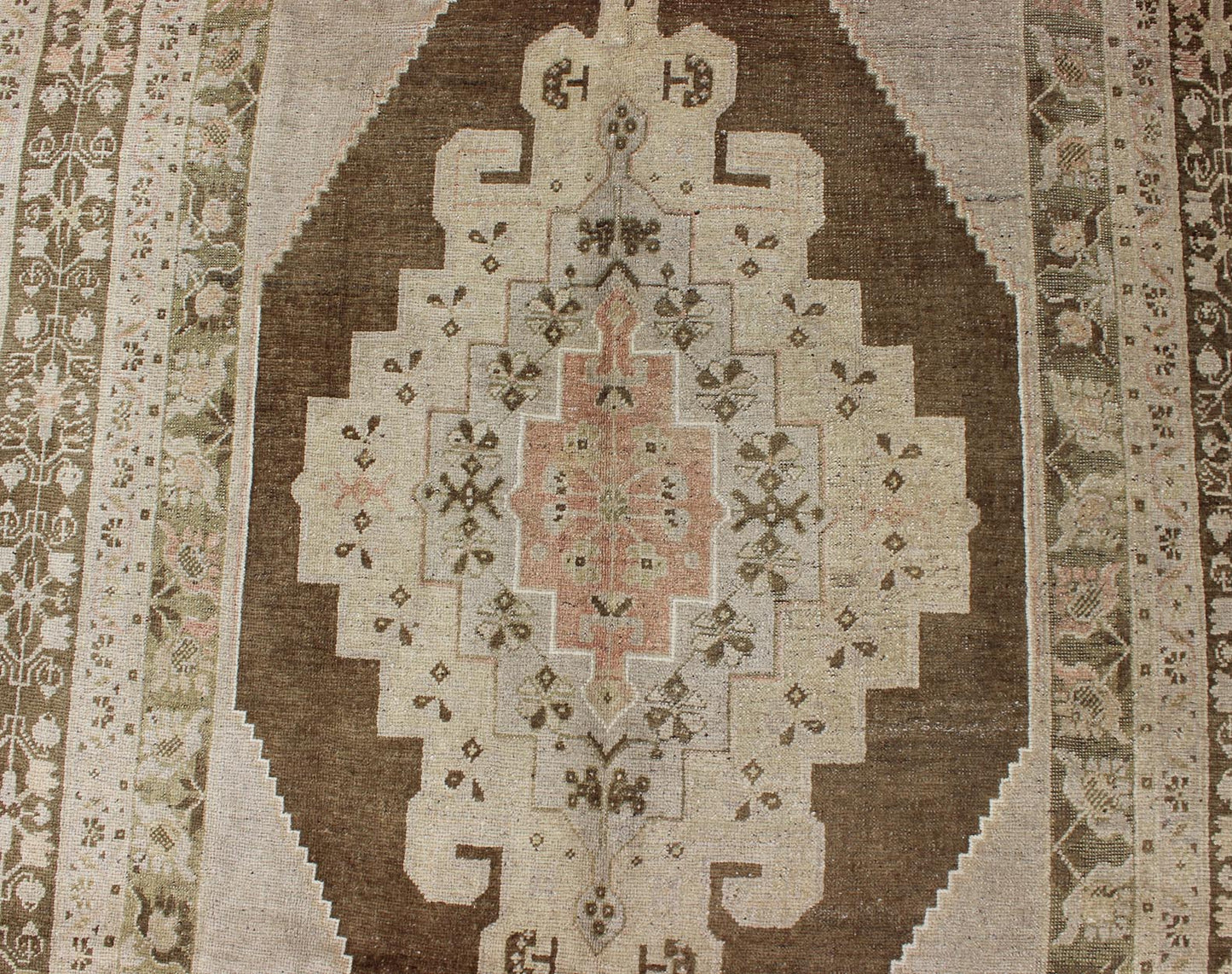 Keivan Woven Arts - Vintage Turkish Oushak rug with floral multi - layered medallion in brown, Green & cream, Keivan Woven Arts s rug TU - IHS - 123258, country of origin / type: Turkey / Oushak, circa mid - 20th century Measures: 5'5 x 10'3. This vintage... - Keivan Woven ArtsTU - IHS - 123258 - 3624Rug