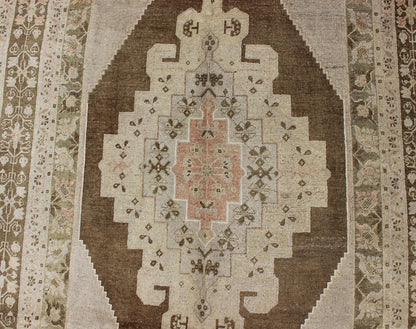 Keivan Woven Arts - Vintage Turkish Oushak rug with floral multi - layered medallion in brown, Green & cream, Keivan Woven Arts s rug TU - IHS - 123258, country of origin / type: Turkey / Oushak, circa mid - 20th century Measures: 5'5 x 10'3. This vintage... - Keivan Woven ArtsTU - IHS - 123258 - 3624Rug