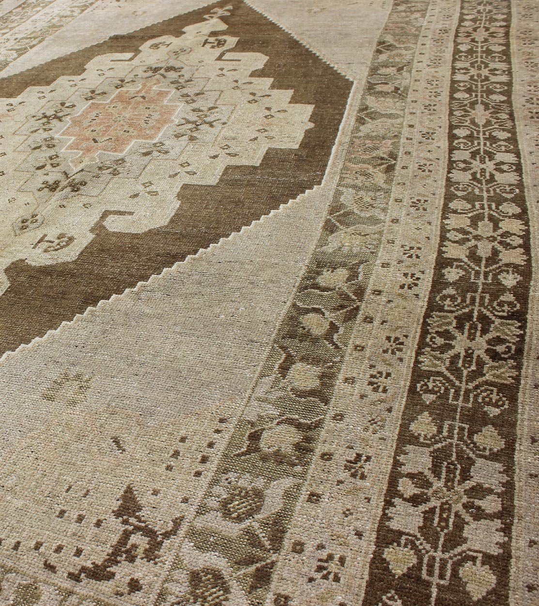 Keivan Woven Arts - Vintage Turkish Oushak rug with floral multi - layered medallion in brown, Green & cream, Keivan Woven Arts s rug TU - IHS - 123258, country of origin / type: Turkey / Oushak, circa mid - 20th century Measures: 5'5 x 10'3. This vintage... - Keivan Woven ArtsTU - IHS - 123258 - 3624Rug