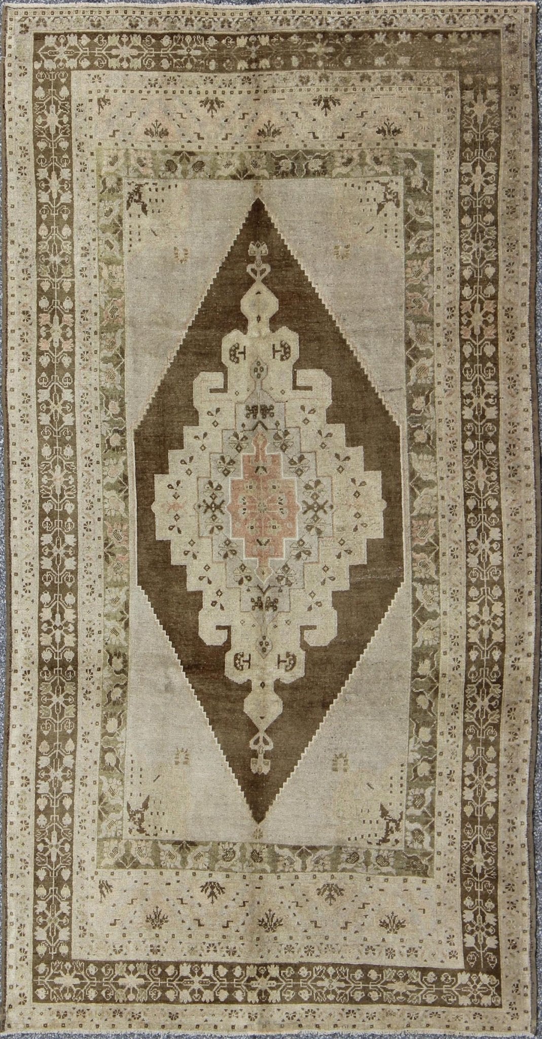 Keivan Woven Arts - Vintage Turkish Oushak rug with floral multi - layered medallion in brown, Green & cream, Keivan Woven Arts s rug TU - IHS - 123258, country of origin / type: Turkey / Oushak, circa mid - 20th century Measures: 5'5 x 10'3. This vintage... - Keivan Woven ArtsTU - IHS - 123258 - 3624Rug