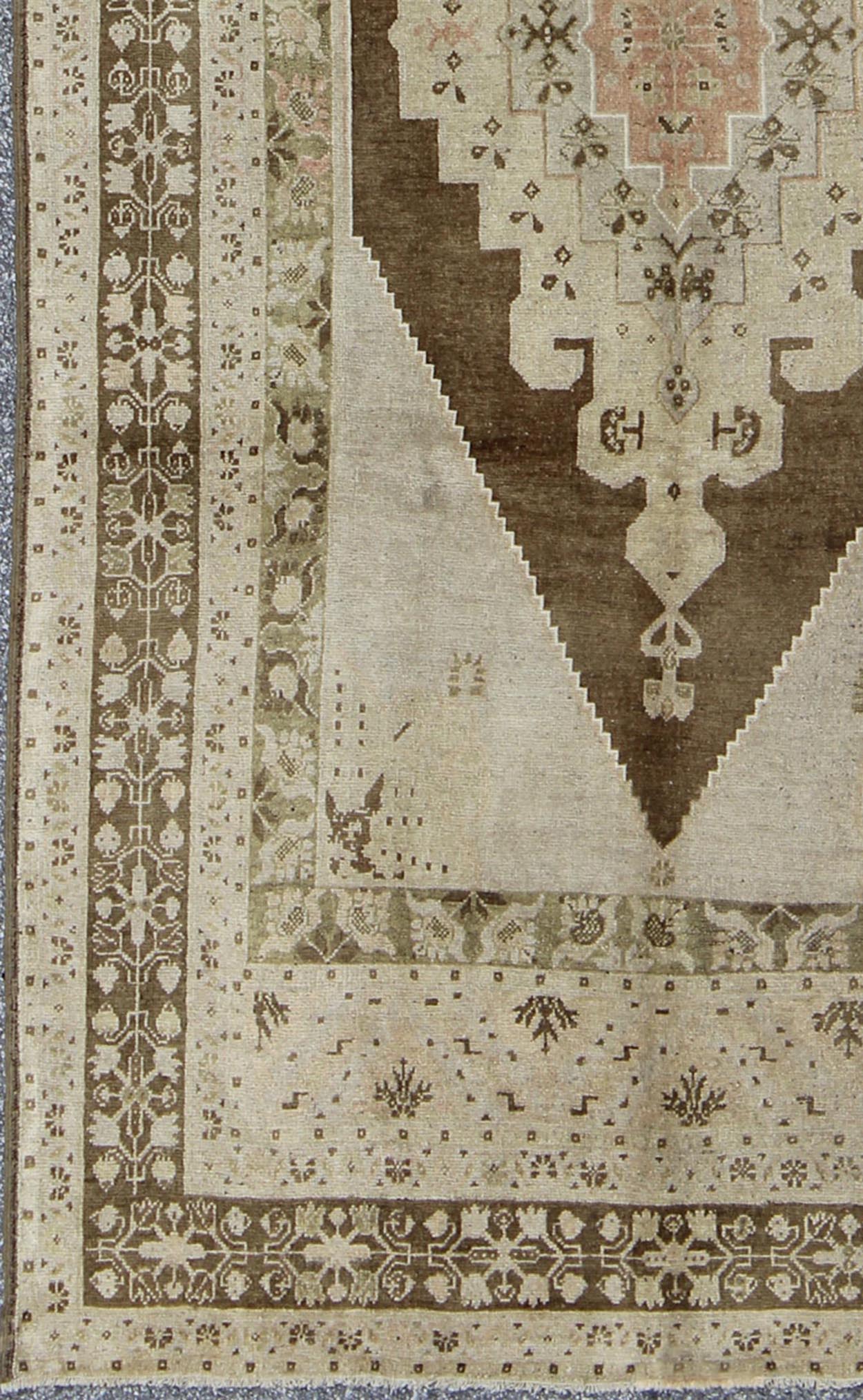Keivan Woven Arts - Vintage Turkish Oushak rug with floral multi - layered medallion in brown, Green & cream, Keivan Woven Arts s rug TU - IHS - 123258, country of origin / type: Turkey / Oushak, circa mid - 20th century Measures: 5'5 x 10'3. This vintage... - Keivan Woven ArtsTU - IHS - 123258 - 3624Rug