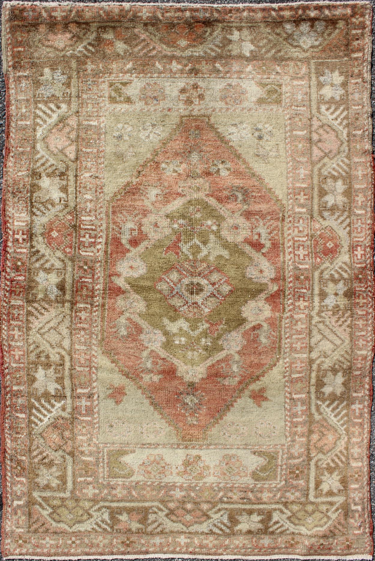Oushak Vintage from Turkey Rug with Central Medallion in Green, Coral & Salmon kwarugs Oushak Vintage from Turkey rug with medallion and ornate borders in green and red, rug isa - 5, country of origin / type: Turkey / Oushak, circa mid - 20th centur... - Keivan Woven ArtsTU - ISA - 5 - 2900Rug