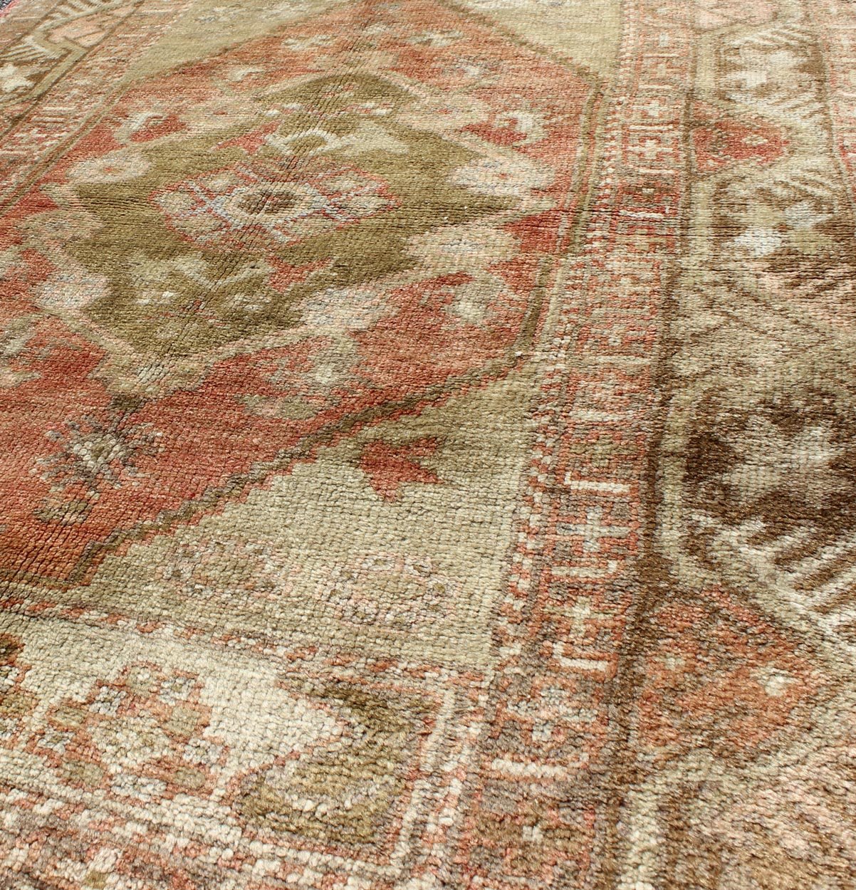 Oushak Vintage from Turkey Rug with Central Medallion in Green, Coral & Salmon kwarugs Oushak Vintage from Turkey rug with medallion and ornate borders in green and red, rug isa - 5, country of origin / type: Turkey / Oushak, circa mid - 20th centur... - Keivan Woven ArtsTU - ISA - 5 - 2900Rug