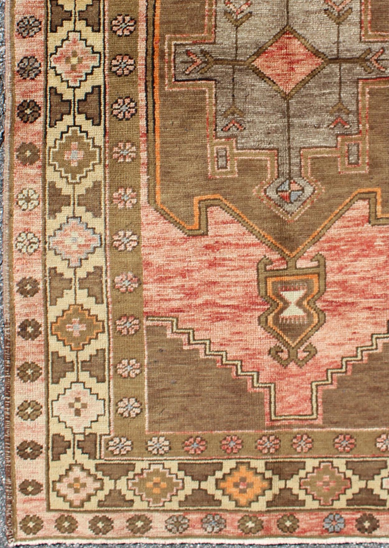 Vintage Turkish Oushak Rug with Tribal Design in Rose, Brown and Yellow, rug mte - 136546, country of origin / type: Turkey / Oushak, circa mid - 20th century This vintage Turkish Oushak carpet (circa mid - 20th century) features a tribal central meda... - Keivan Woven ArtsTU - MTE - 136546 - 4980Rug