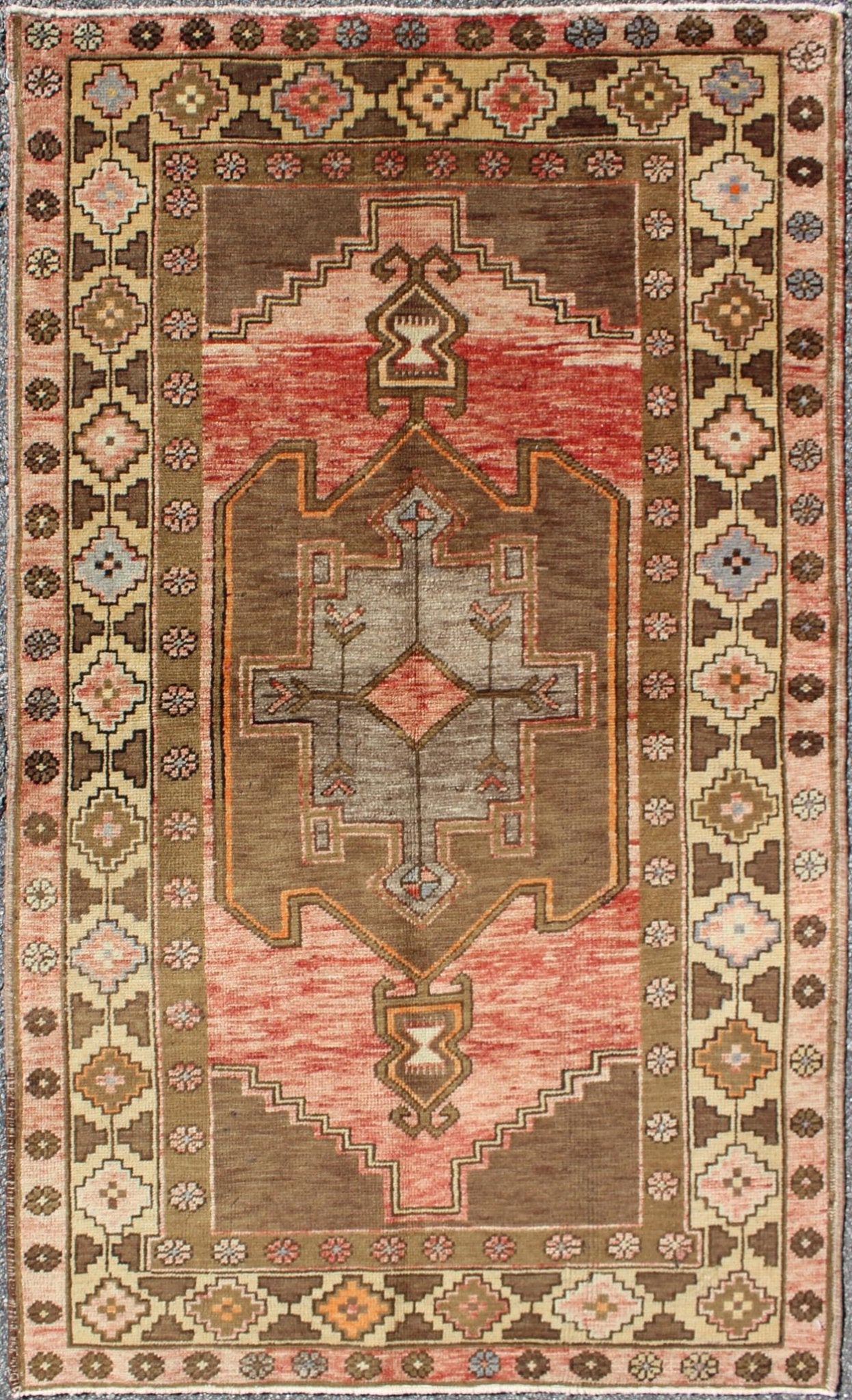 Vintage Turkish Oushak Rug with Tribal Design in Rose, Brown and Yellow, rug mte - 136546, country of origin / type: Turkey / Oushak, circa mid - 20th century This vintage Turkish Oushak carpet (circa mid - 20th century) features a tribal central meda... - Keivan Woven ArtsTU - MTE - 136546 - 4980Rug