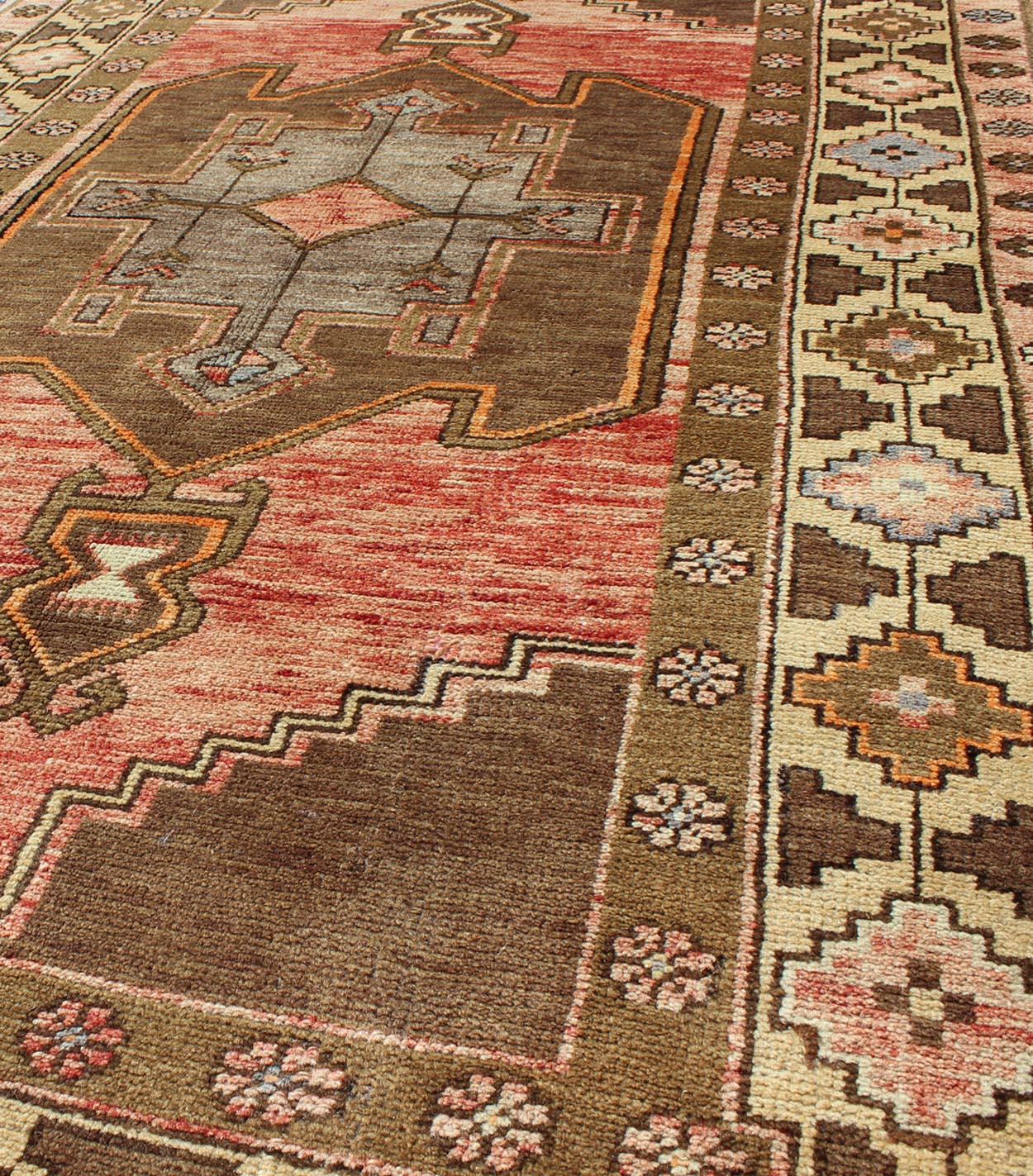 Vintage Turkish Oushak Rug with Tribal Design in Rose, Brown and Yellow, rug mte - 136546, country of origin / type: Turkey / Oushak, circa mid - 20th century This vintage Turkish Oushak carpet (circa mid - 20th century) features a tribal central meda... - Keivan Woven ArtsTU - MTE - 136546 - 4980Rug