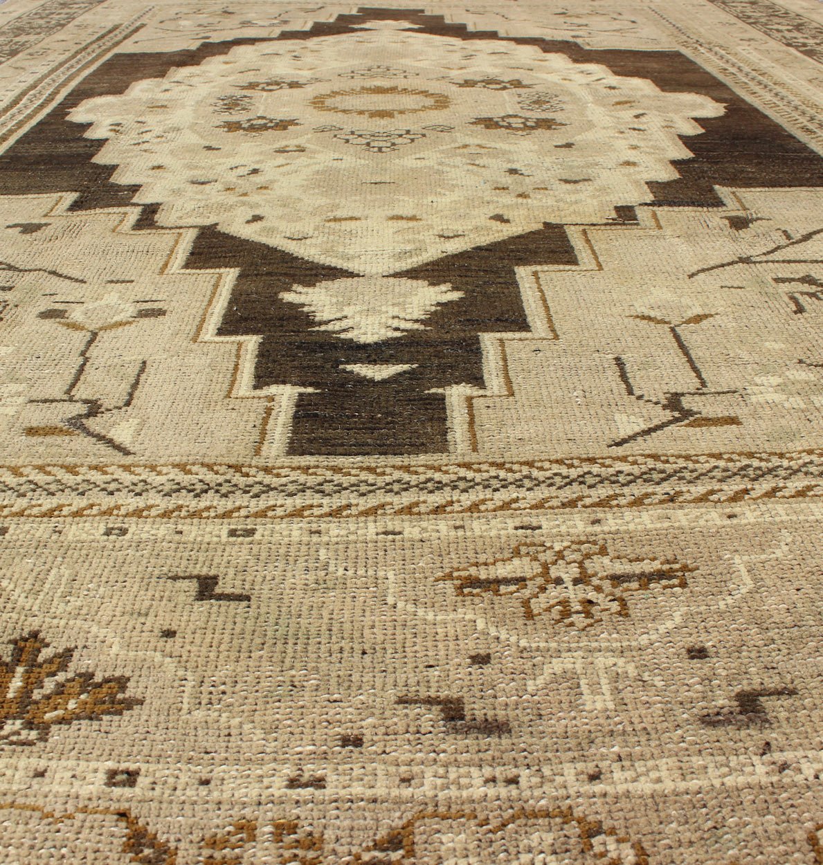 Floral medallion Turkey Oushak vintage rug in ivory, taupe, charcoal and olive, rug mte - 95052, country of origin / type: Turkey / Oushak, circa mid - 20th century. This vintage Turkish Oushak carpet (circa mid - 20th century) features a floral centr... - Keivan Woven ArtsTU - MTE - 95052 - 3383Rug
