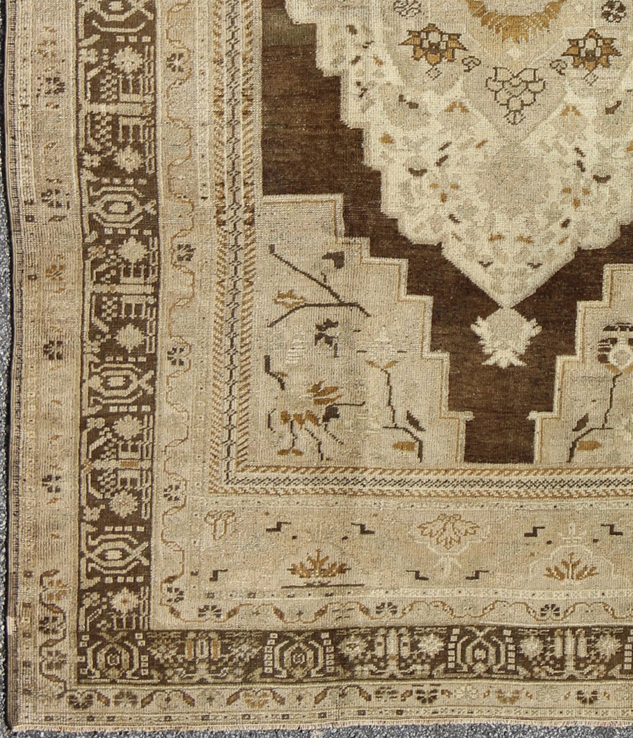 Floral medallion Turkey Oushak vintage rug in ivory, taupe, charcoal and olive, rug mte - 95052, country of origin / type: Turkey / Oushak, circa mid - 20th century. This vintage Turkish Oushak carpet (circa mid - 20th century) features a floral centr... - Keivan Woven ArtsTU - MTE - 95052 - 3383Rug