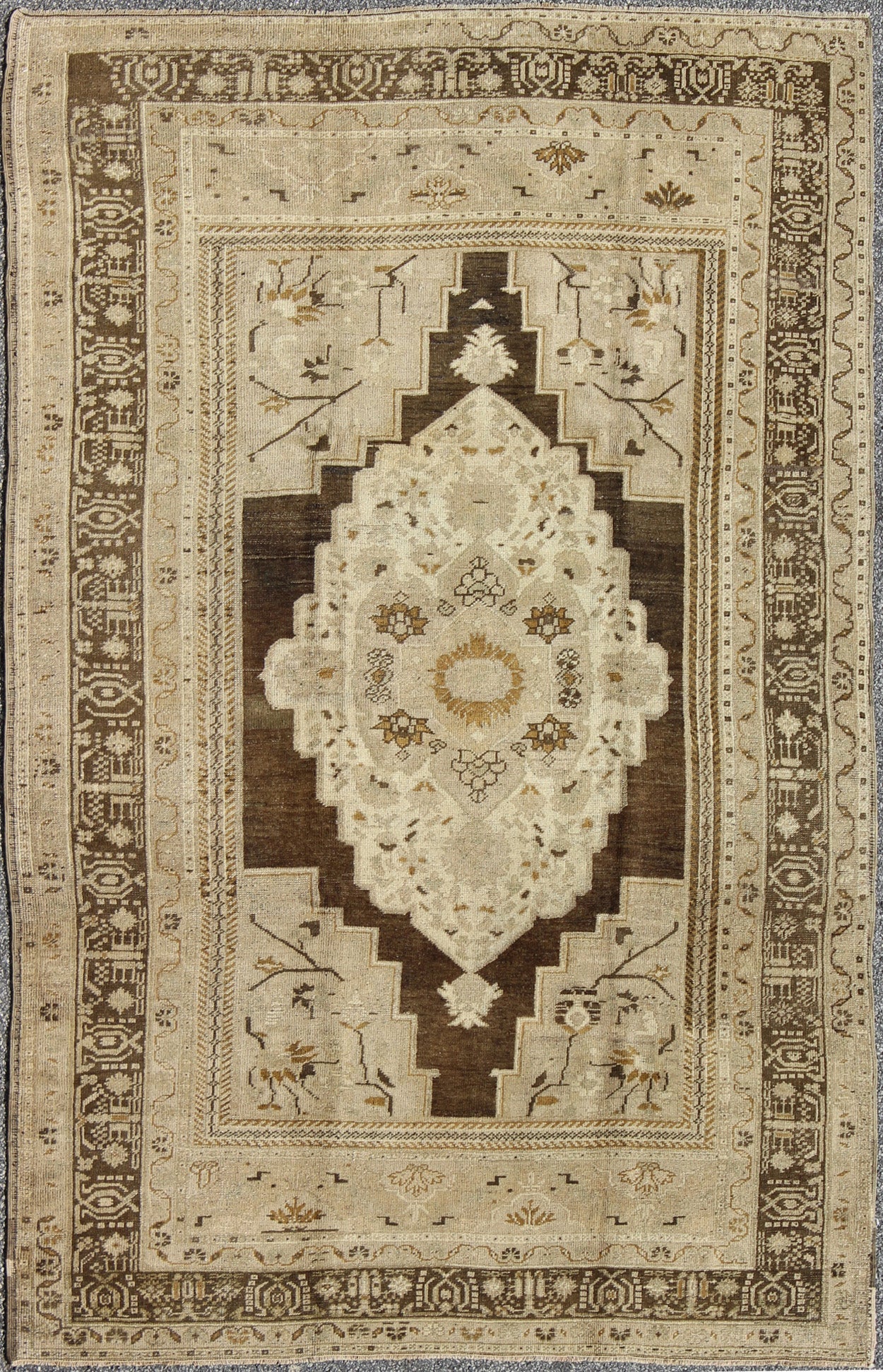 Floral medallion Turkey Oushak vintage rug in ivory, taupe, charcoal and olive, rug mte - 95052, country of origin / type: Turkey / Oushak, circa mid - 20th century. This vintage Turkish Oushak carpet (circa mid - 20th century) features a floral centr... - Keivan Woven ArtsTU - MTE - 95052 - 3383Rug