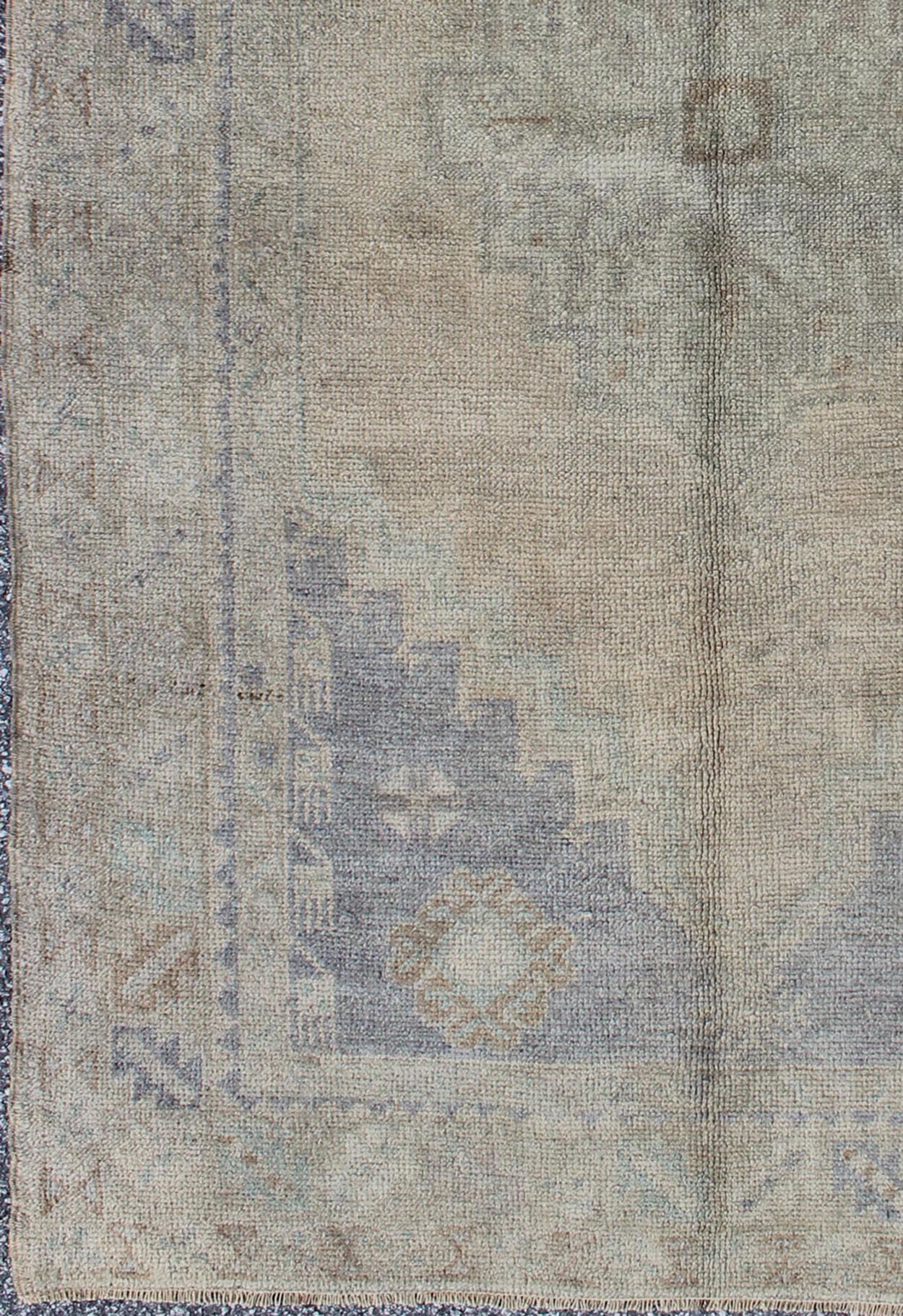 Vintage Turkish Oushak Rug with Muted Colors and Central Medallion Design Vintage Turkish Oushak with Central Medallion, rug TU - MTE - 95091, country of origin / type: Turkey / Oushak, circa mid - 20th Century. Measures: 3'7 x 5'8. T... - Keivan Woven ArtsTU - MTE - 95091 - 3387Rug