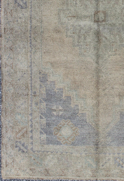 Vintage Turkish Oushak Rug with Muted Colors and Central Medallion Design Vintage Turkish Oushak with Central Medallion, rug TU - MTE - 95091, country of origin / type: Turkey / Oushak, circa mid - 20th Century. Measures: 3'7 x 5'8. T... - Keivan Woven ArtsTU - MTE - 95091 - 3387Rug