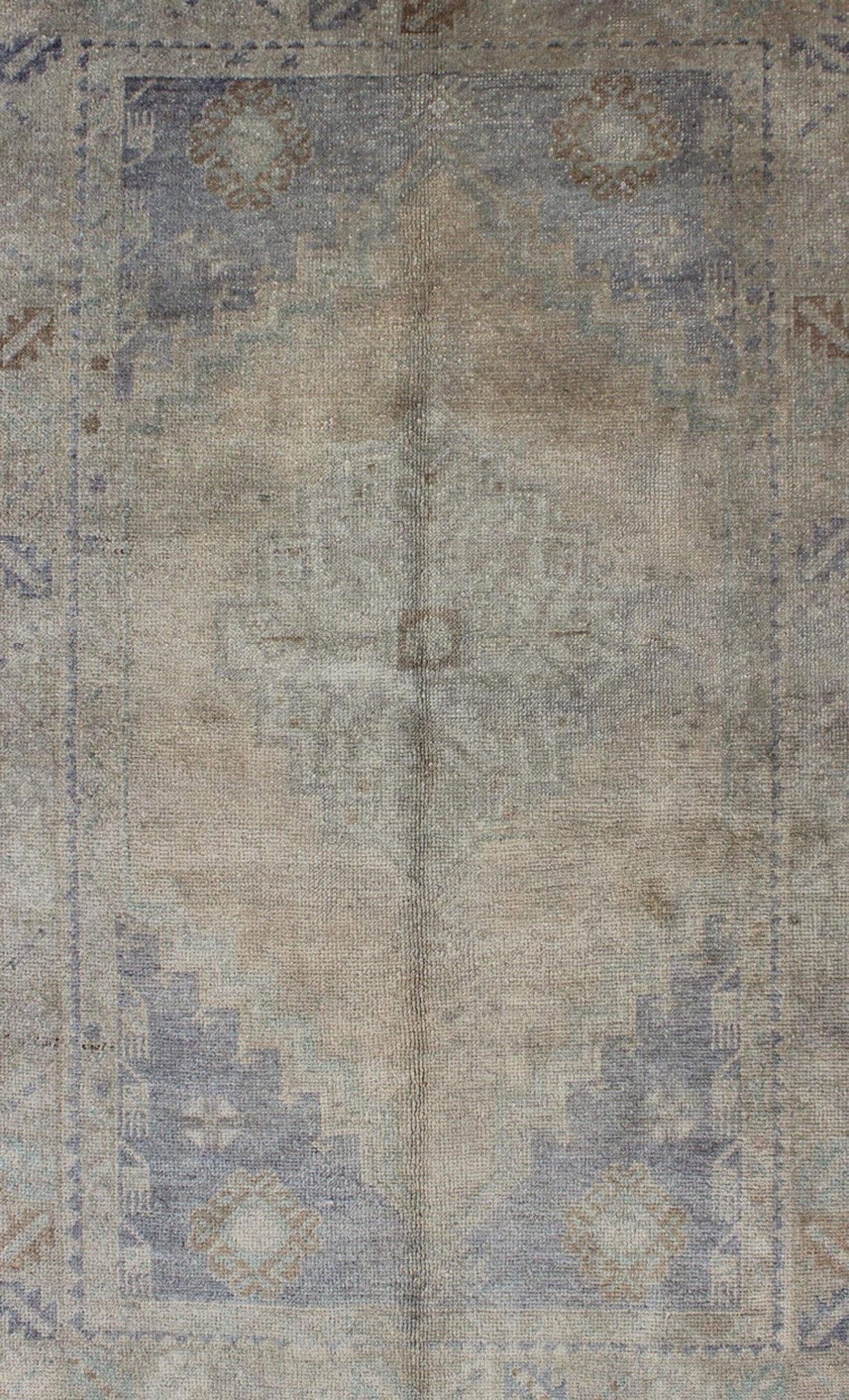 Vintage Turkish Oushak Rug with Muted Colors and Central Medallion Design Vintage Turkish Oushak with Central Medallion, rug TU - MTE - 95091, country of origin / type: Turkey / Oushak, circa mid - 20th Century. Measures: 3'7 x 5'8. T... - Keivan Woven ArtsTU - MTE - 95091 - 3387Rug