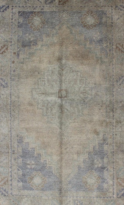Vintage Turkish Oushak Rug with Muted Colors and Central Medallion Design Vintage Turkish Oushak with Central Medallion, rug TU - MTE - 95091, country of origin / type: Turkey / Oushak, circa mid - 20th Century. Measures: 3'7 x 5'8. T... - Keivan Woven ArtsTU - MTE - 95091 - 3387Rug