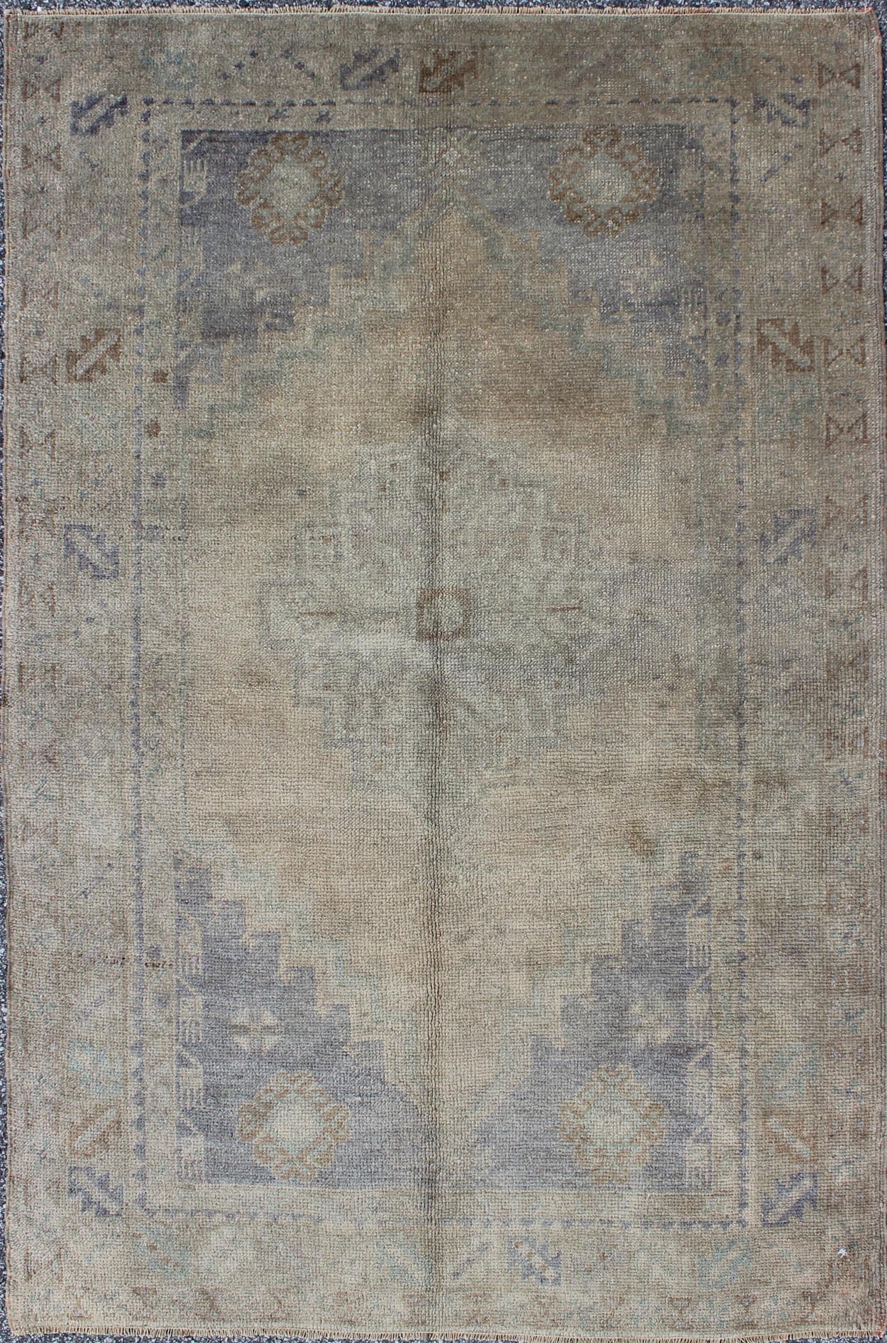 Vintage Turkish Oushak Rug with Muted Colors and Central Medallion Design Vintage Turkish Oushak with Central Medallion, rug TU - MTE - 95091, country of origin / type: Turkey / Oushak, circa mid - 20th Century. Measures: 3'7 x 5'8. T... - Keivan Woven ArtsTU - MTE - 95091 - 3387Rug