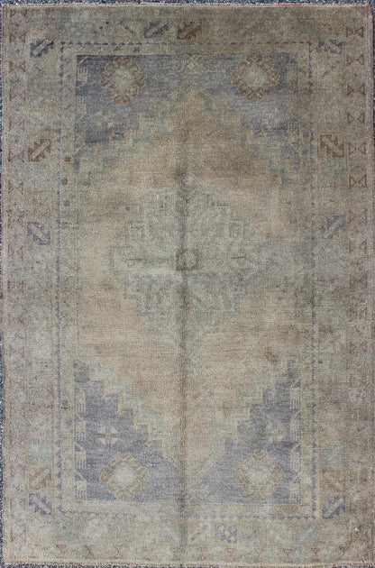 Vintage Turkish Oushak Rug with Muted Colors and Central Medallion Design Vintage Turkish Oushak with Central Medallion, rug TU - MTE - 95091, country of origin / type: Turkey / Oushak, circa mid - 20th Century. Measures: 3'7 x 5'8. T... - Keivan Woven ArtsTU - MTE - 95091 - 3387Rug