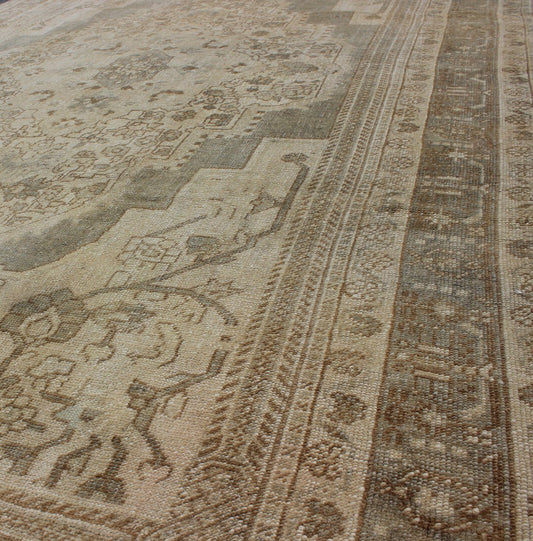 Vintage Turkish Oushak Rug with Floral Medallion Design in Ivory and Gray Vintage Turkish Oushak rug with floral medallion design in ivory and gray, rug mte - 95184, country of origin / type: Turkey / Oushak, circa mid - 20th century This vi... - Keivan Woven ArtsTU - MTE - 95184 - 4972